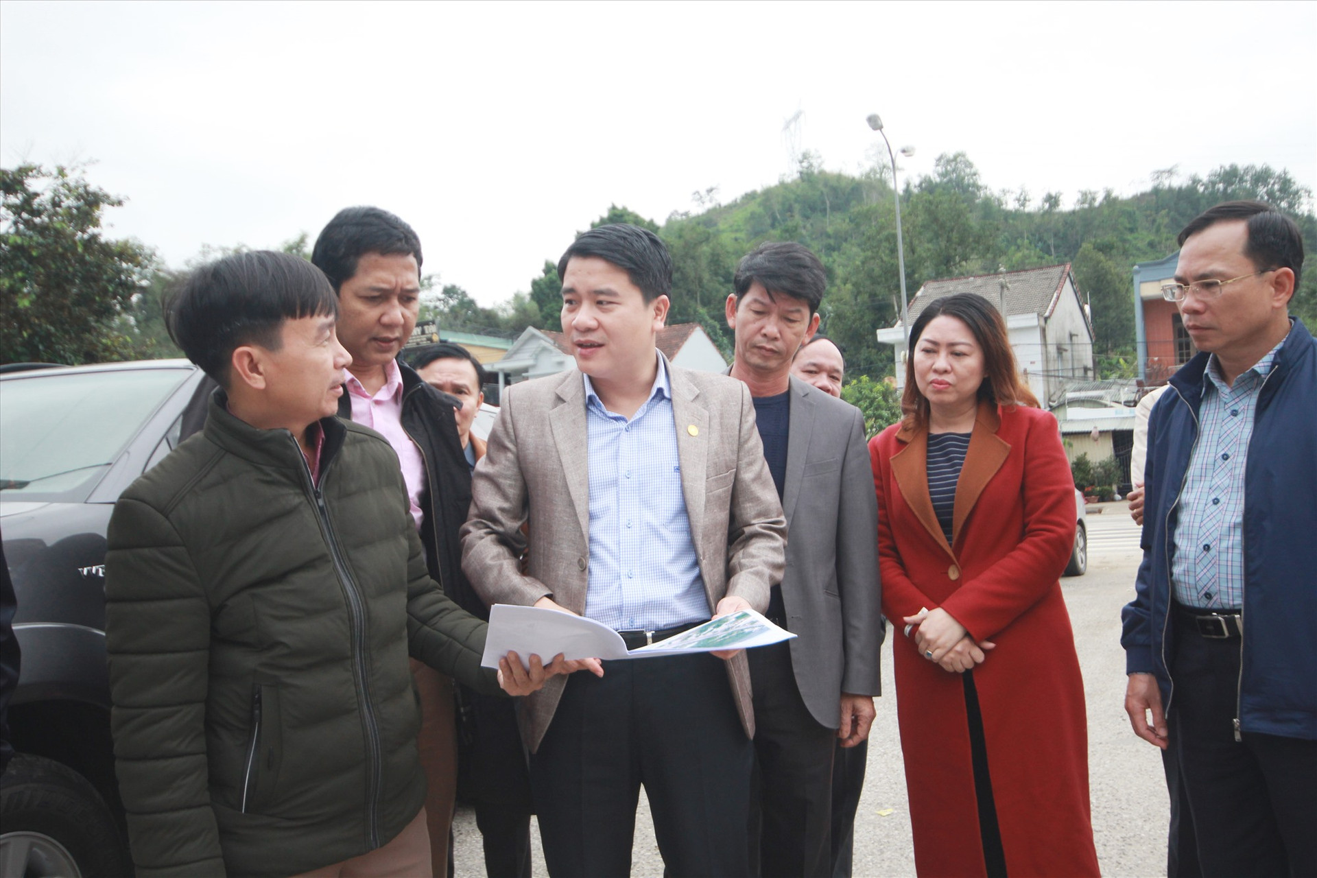 Phó Chủ tịch UBND tỉnh Trần Văn Tân kiểm tra khu vực dự kiến xây dựng tượng đài huyền thoại Trường Sơn. Ảnh: T.C