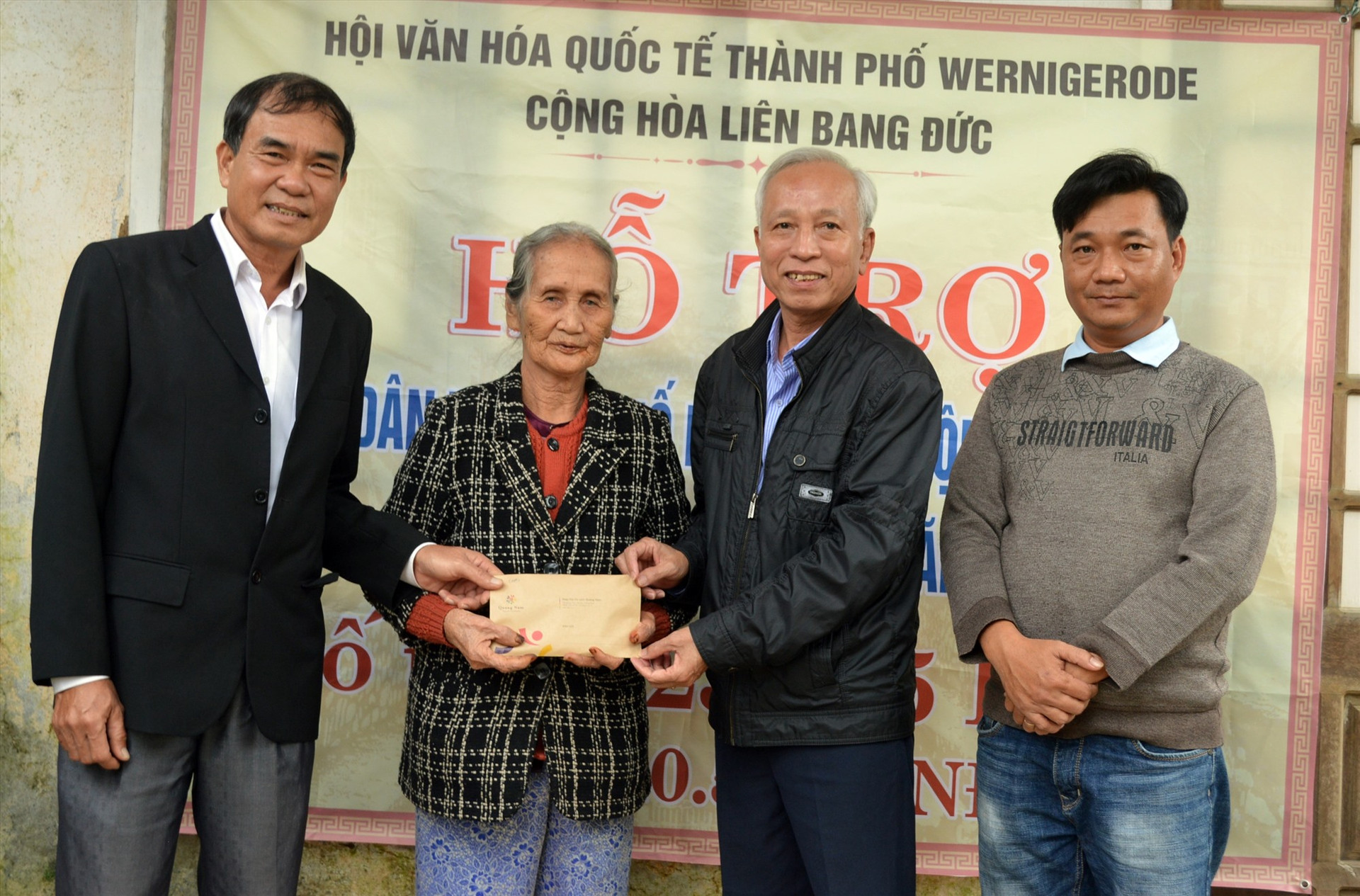 Ông Võ Phùng và đại diện TP.Hội An trao tặng tiền cho hộ bà Phạm Thị Bé ở Cẩm Kim