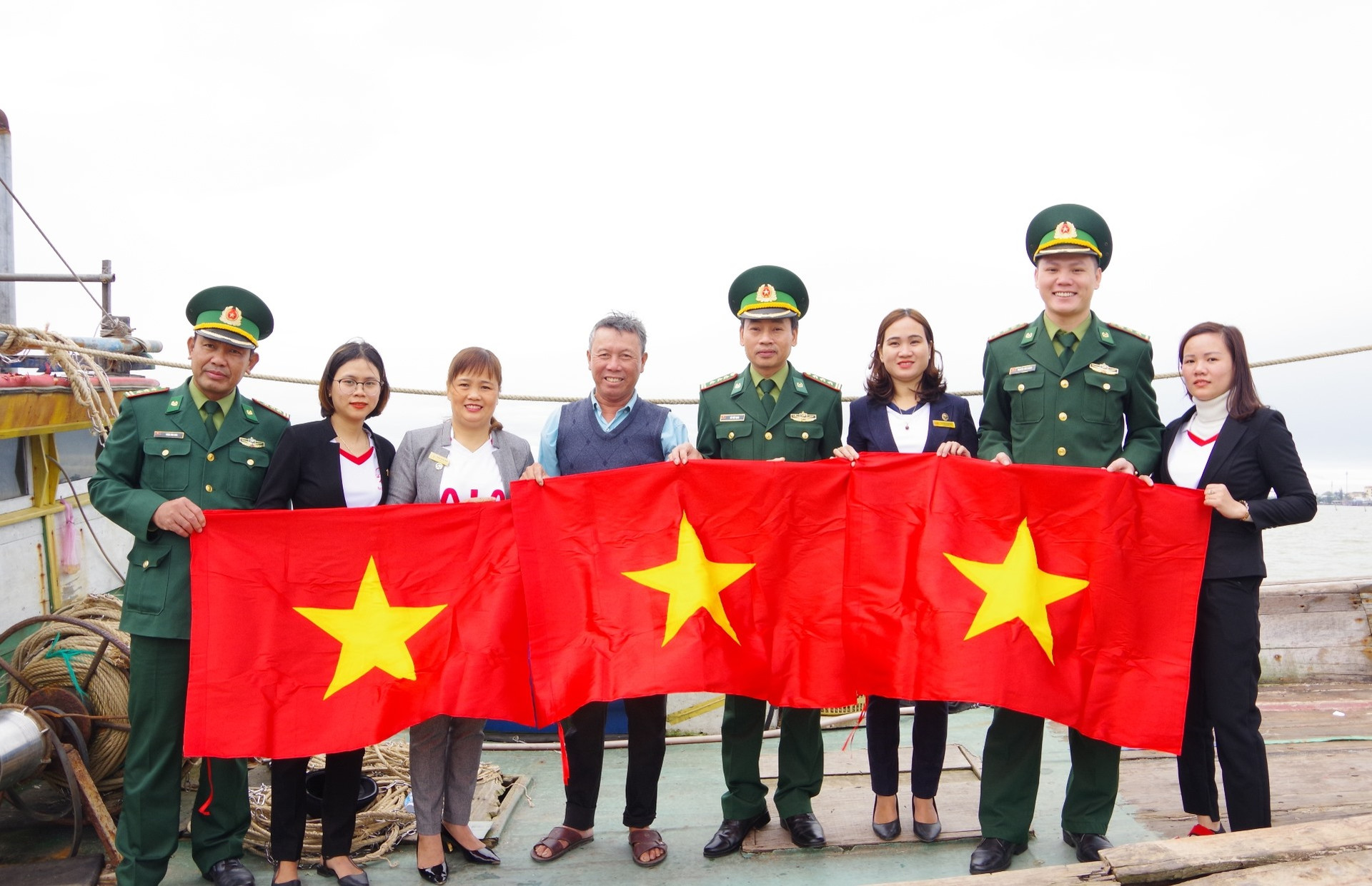 Trao tặng cờ Tổ quốc cho ngư dân đang chuẩn bị vươn khơi đánh bắt dài ngày trên biển của xã Duy Hải.