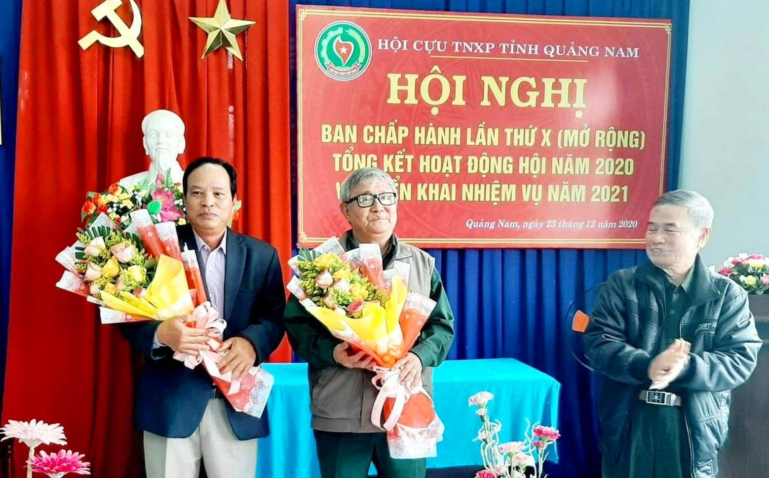 Tặng hoa ra mắt hai đồng chí giữ chức danh Chủ tịch và Phó Chủ tịch Hội Cựu TNXP tỉnh. Ảnh: LINH NHAN