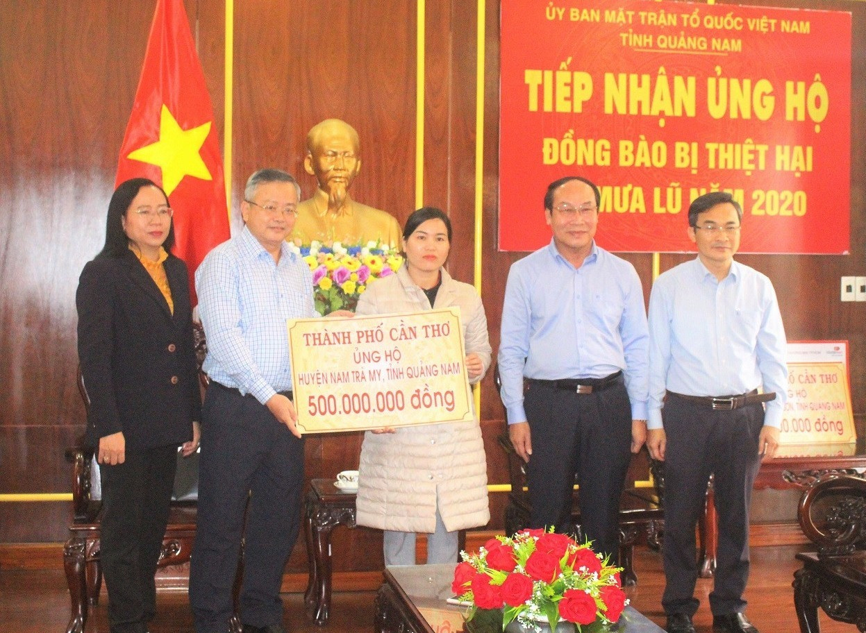 Đại diện Ủy ban MTTQ Việt Nam huyện Nam Trà My tiếp nhận nguồn hỗ trợ từ TP.Cần Thơ. Ảnh: V.A