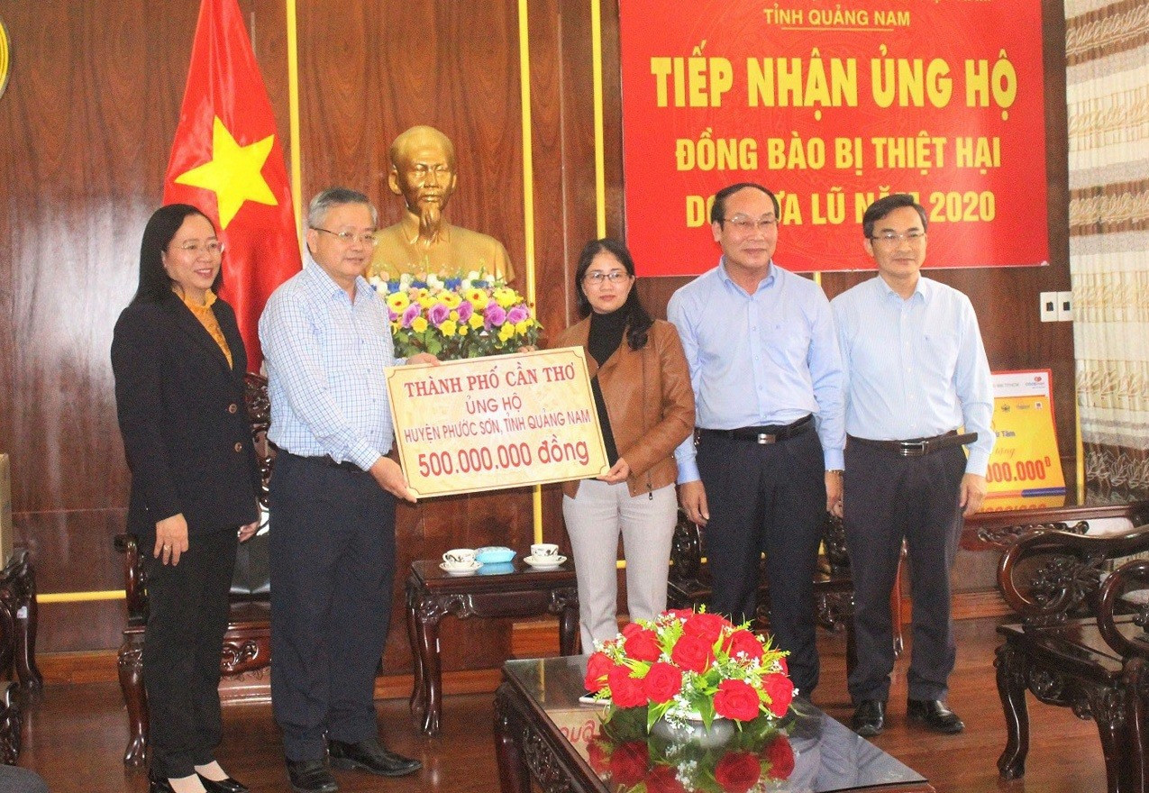 Đại diện Ủy ban MTTQ Việt Nam huyện Phước Sơn tiếp nhận nguồn hỗ trợ từ TP.Cần Thơ. Ảnh: V.A