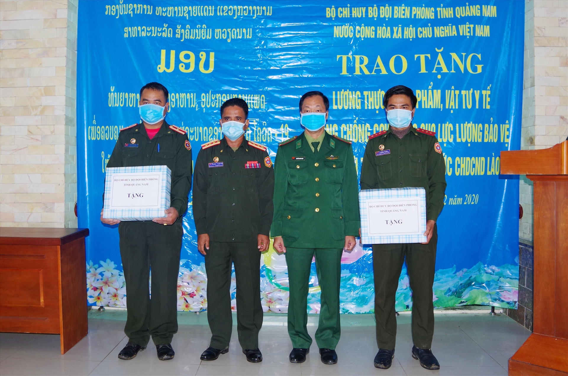 Đại tá Nguyễn Quang Nam,- Phó chỉ huy trưởng, Tham mưu trưởng BĐBP tỉnh trao quà tặng các đơn vị của Bộ chỉ huy Quân sự tỉnh Sê Kông ( Lào). Ảnh: HỒNG ANH