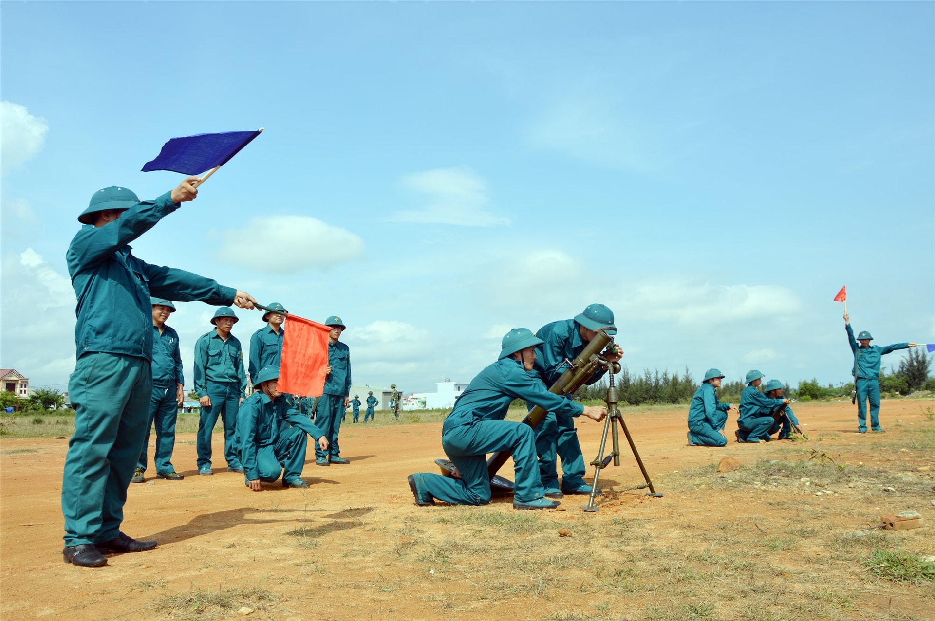 Dân quân binh chủng huyện Núi Thành huấn luyện tại thao trường. Ảnh: T.C