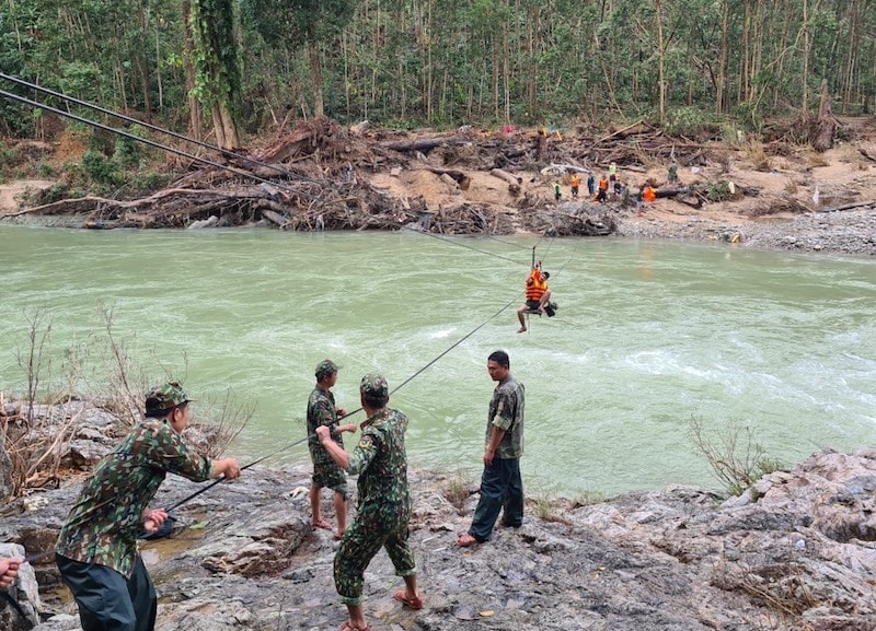 Bộ đội đu dây vượt sông, tham gia tìm kiếm người mất tích do lũ quét, sạt lở đất ở Nam Trà My tháng 11 vừa qua. Ảnh: T.C