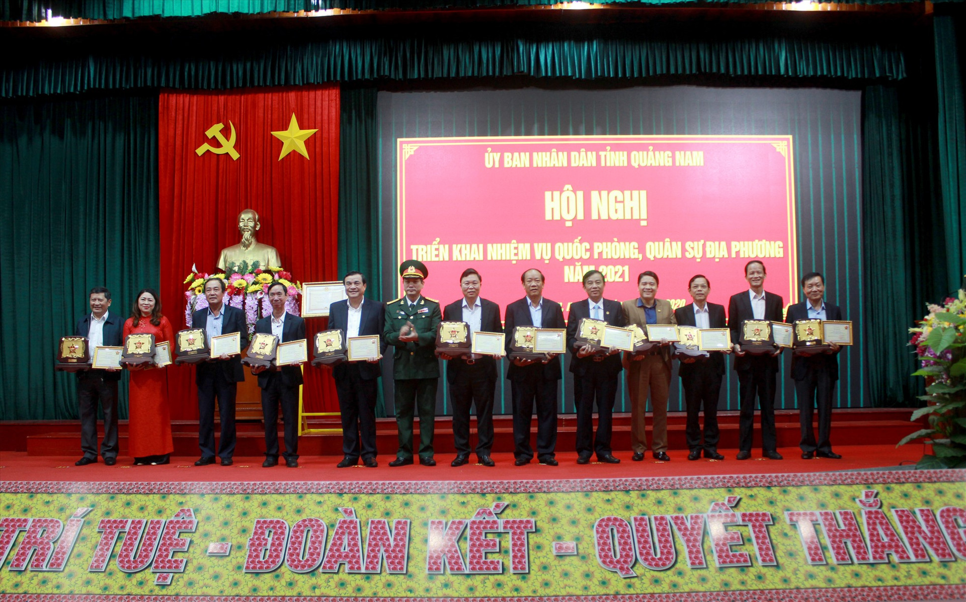 Trao tặng Kỷ niệm chương Vì sự nghiệp xây dựng Quân đội nhân dân Việt Nam cho các đồng chí là lãnh đạo tỉnh, nguyên lãnh đạo tỉnh. Ảnh: T.C