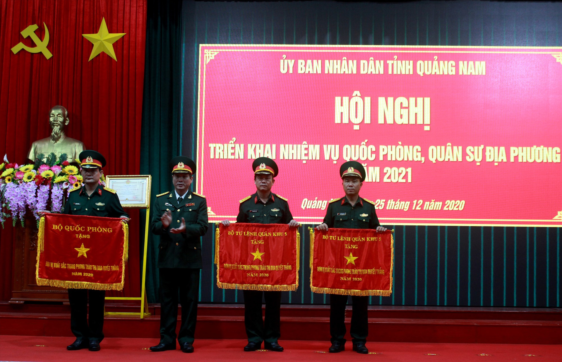 Trao tặng Cờ thi đua của Bộ Quốc phòng và Bộ tư lệnh Quân khu V cho Ban chỉ huy quân sự huyện Thăng Bình, Tiên Phước và Phước Sơn. Ảnh: T.C