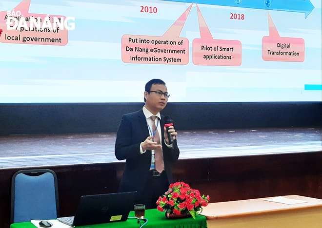 Tiến sĩ Thái Thanh Hải, Trưởng phòng Công nghệ thông tin, Sở Thông tin và Truyền thông thành phố báo cáo tham luận tại khóa đào tạo. Ảnh: XUÂN DŨNG