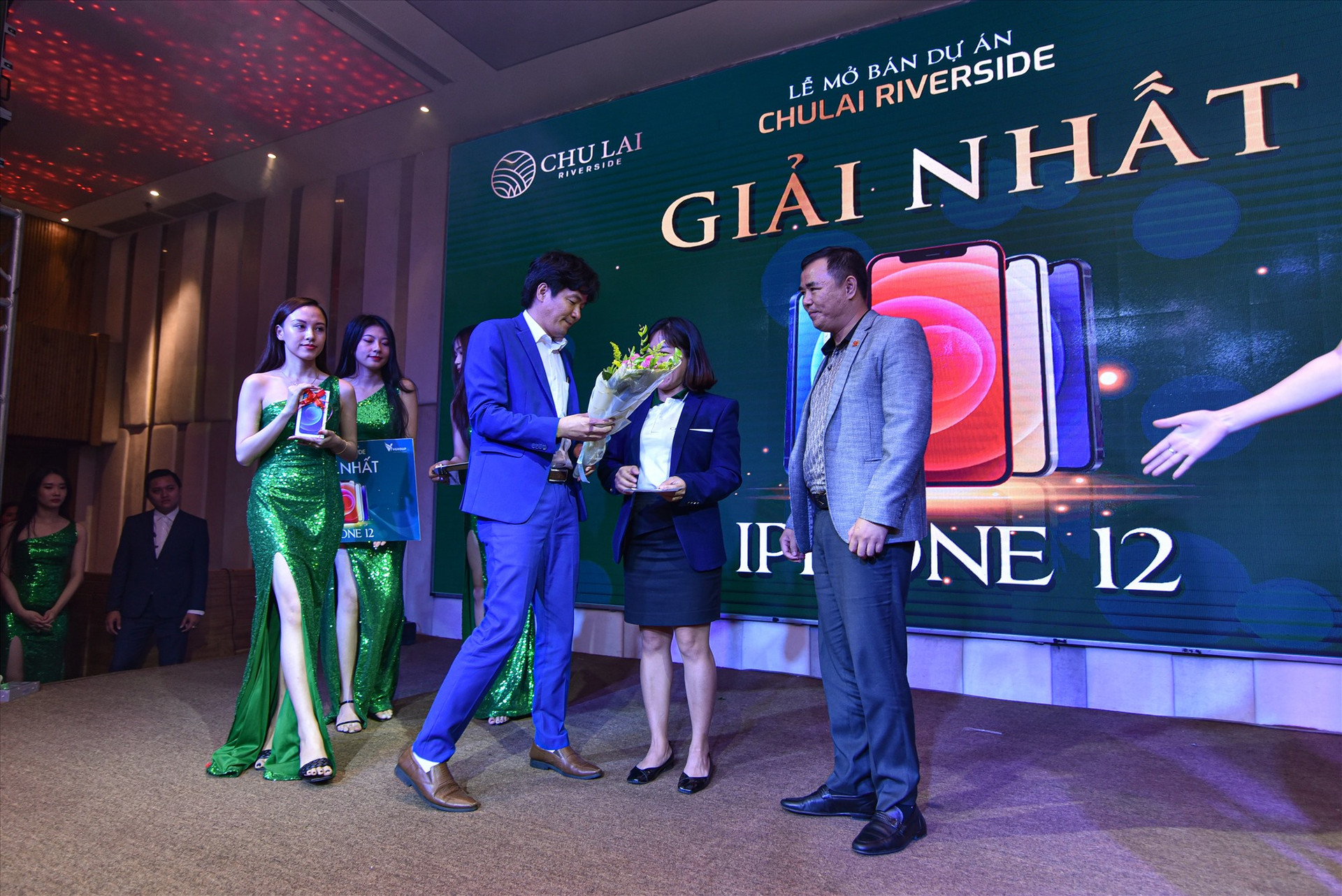 Khách hàng giao dịch Chu Lai Riverside được bốc thăm trúng iPhone 12 nhân dịp ra mắt.