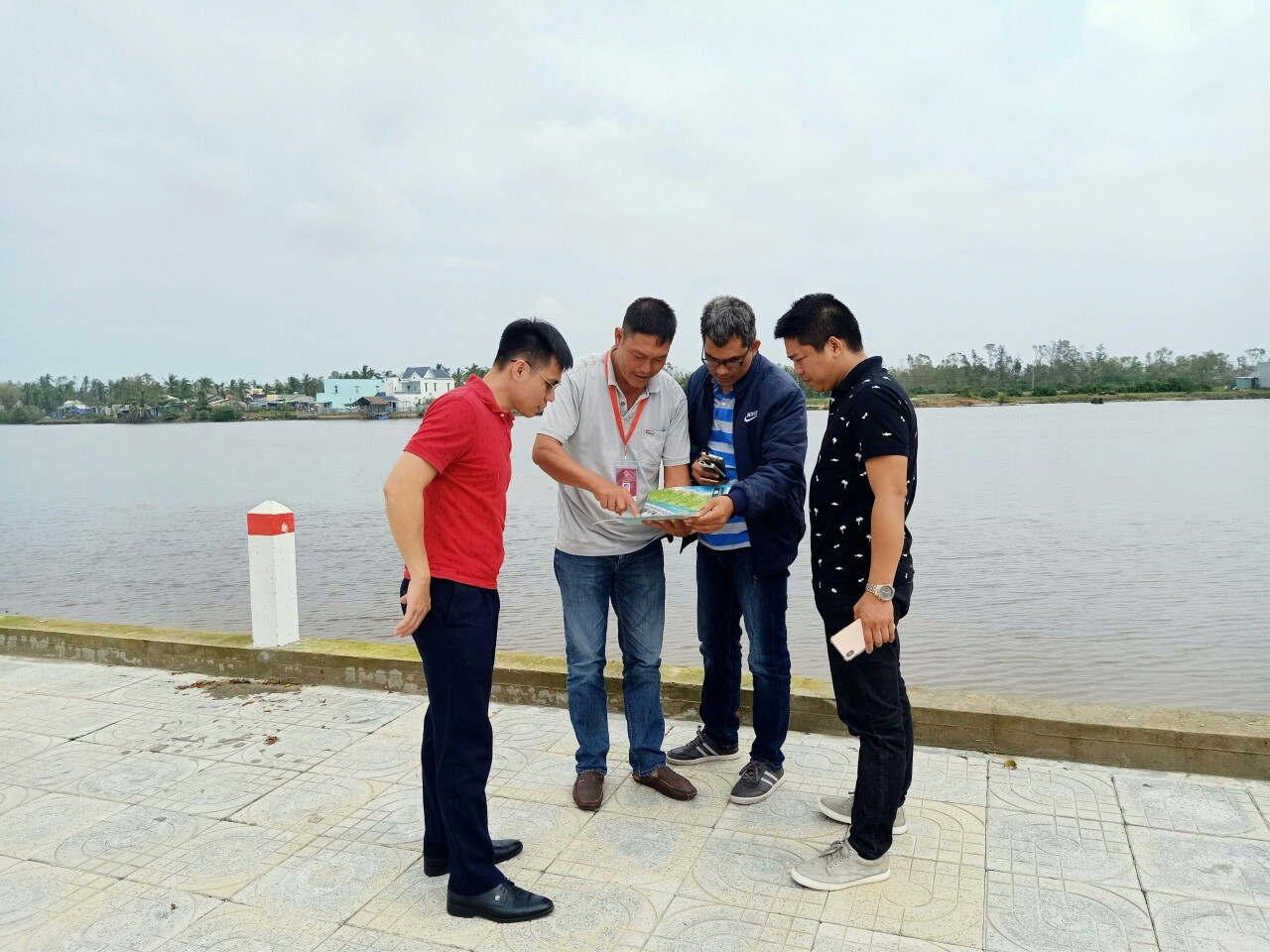 Khách hàng tham quan và giao dịch tại dự án Chu Lai Riverside