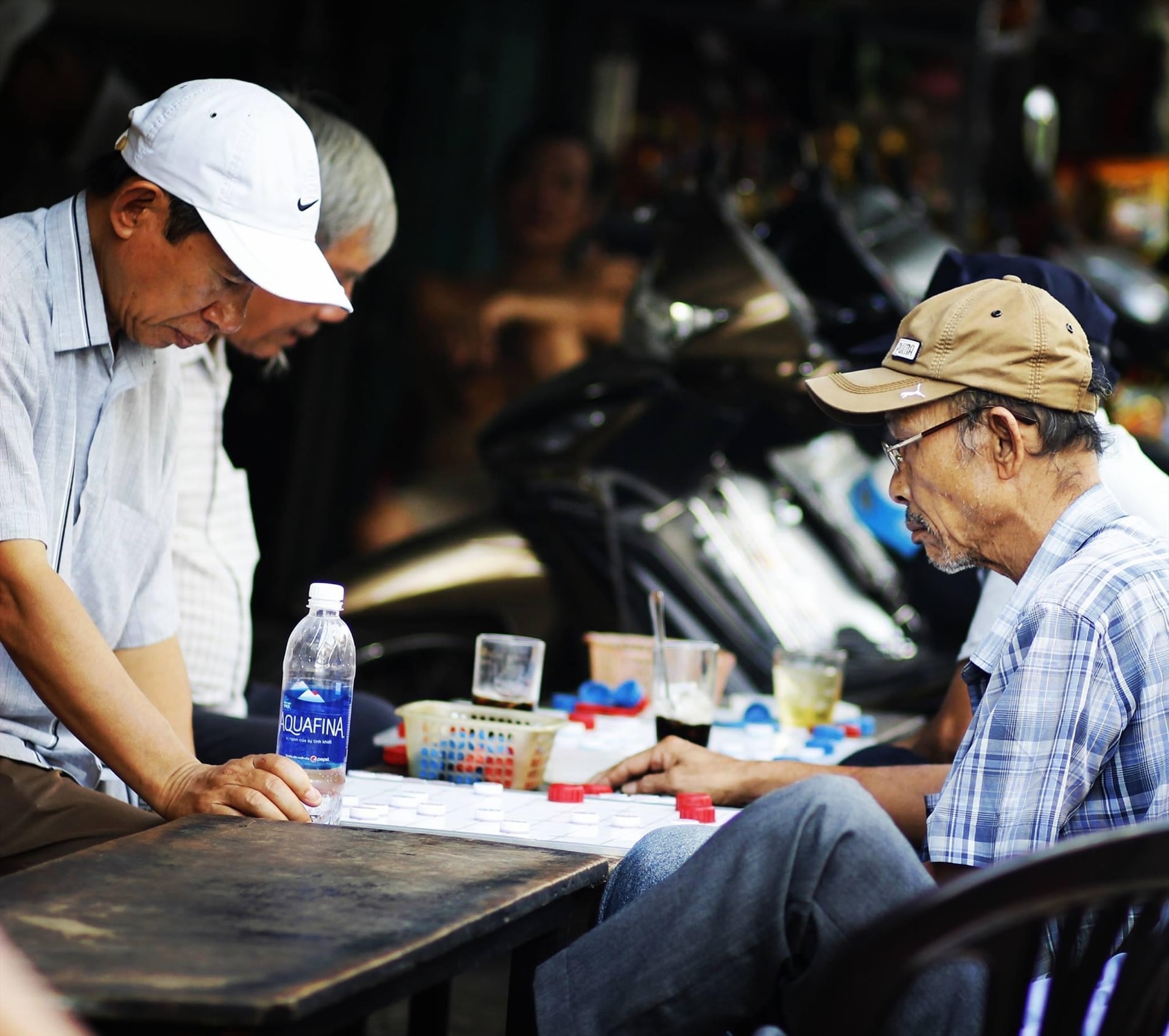 Những người đàn ông chơi cờ giữa phố khuya. Ảnh: T.V