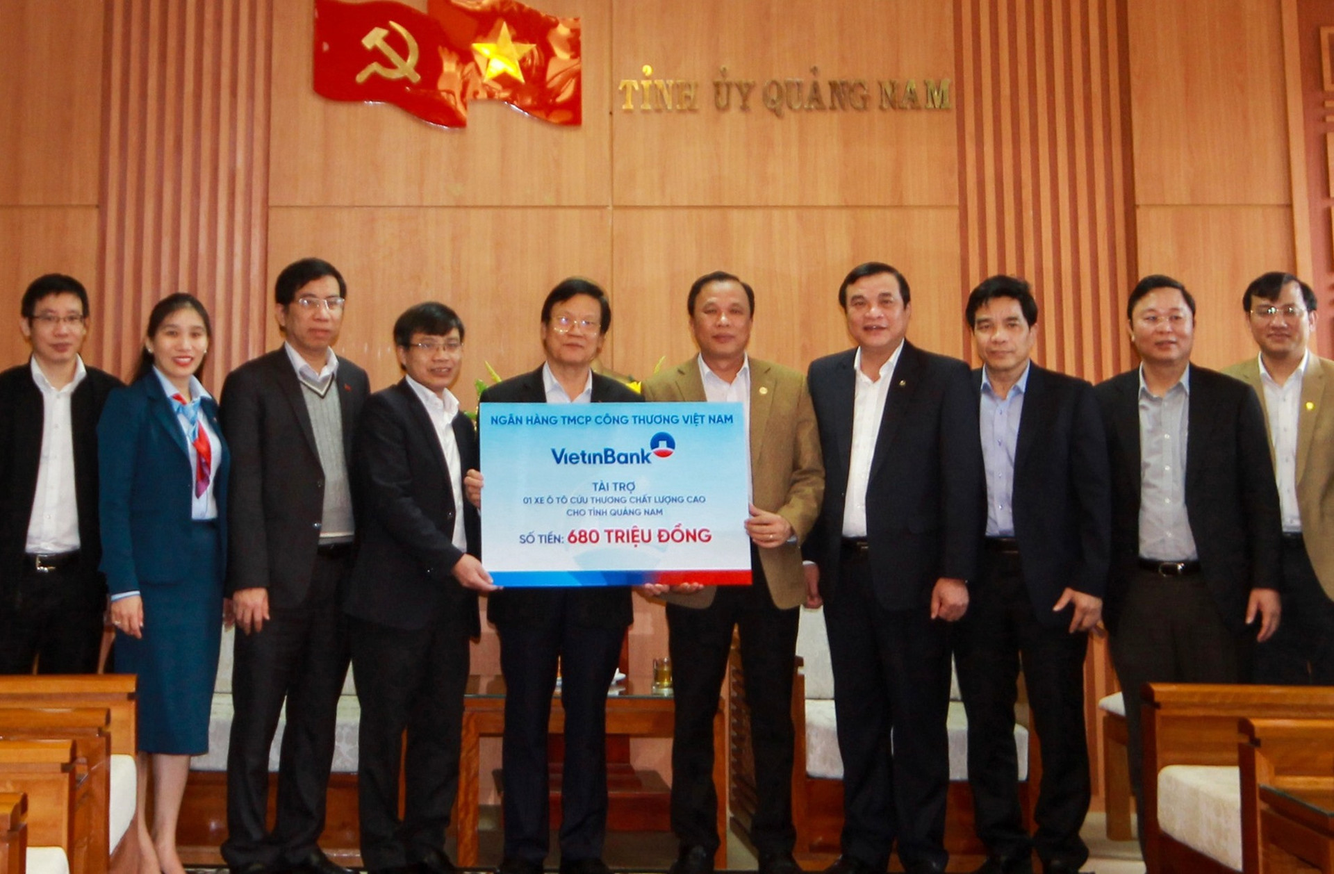 Ngân hàng Vietinbank cũng trao tặng một xe cứu thương chất lượng cao cho Quảng Nam. Ảnh: T.C
