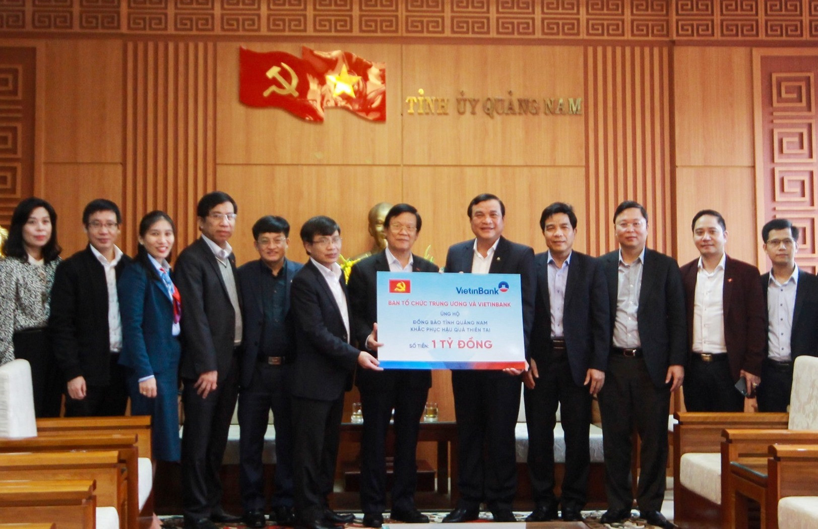 đoàn công tác cùng Ngân hàng TMCP Công Thương Việt Nam (VietinBank) ủng hộ đồng bào Quảng Nam 1 tỷ đồng và riêng nhân dân huyện Bắc Trà My 500 triệu đồng khắc phục hậu quả thiên tai;