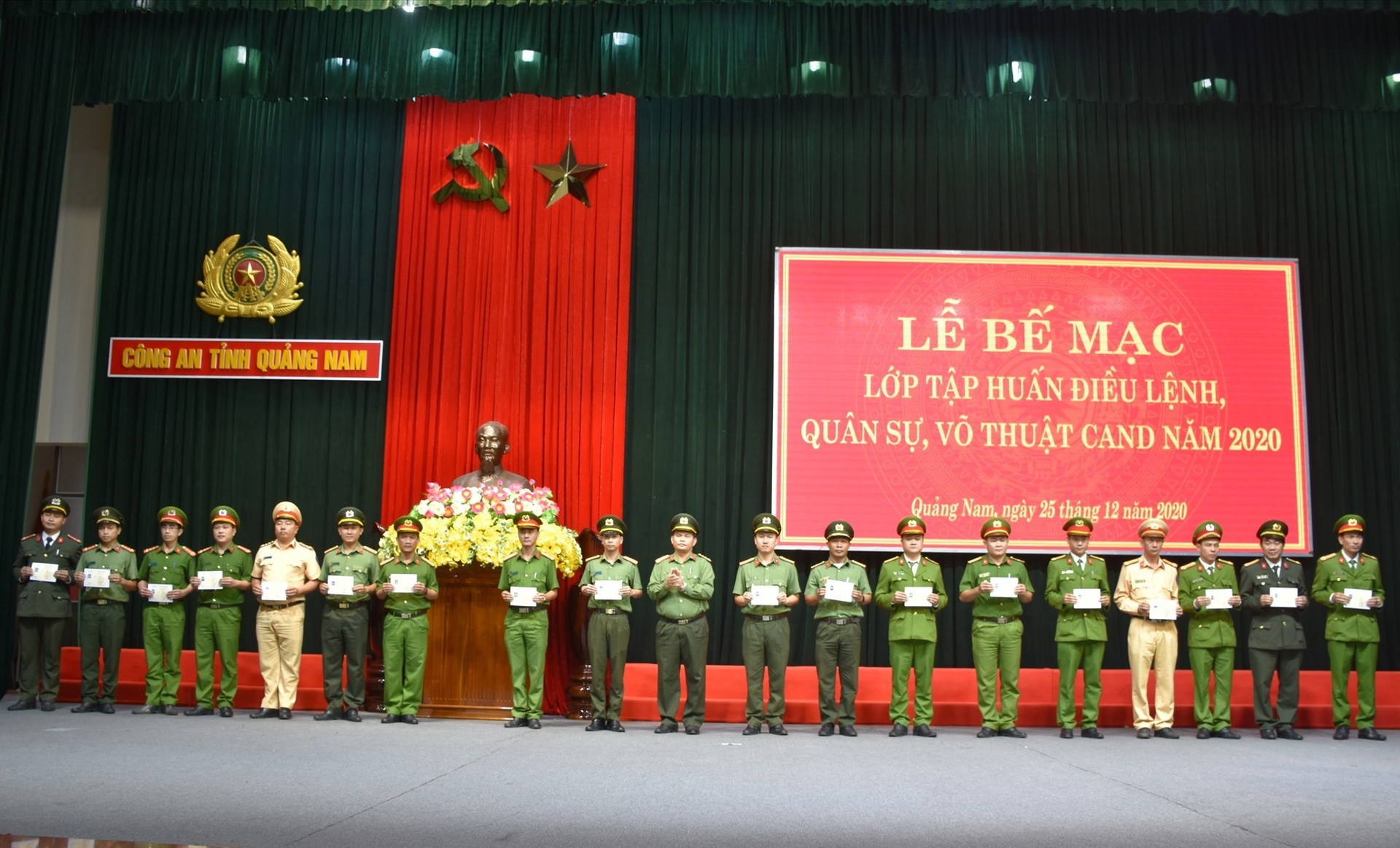 Đại tá Huỳnh Sông Thu - Phó Giám đốc Công an tỉnh Quảng Nam trao chứng nhận cho cán bộ chiến sĩ tham gia lớp tập huấn.