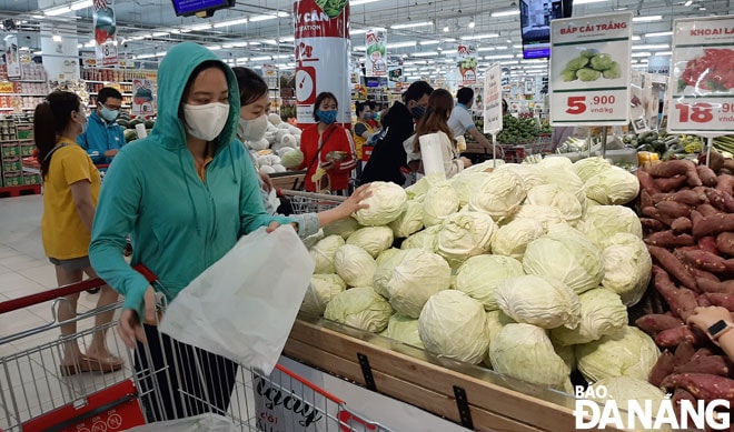 Các đơn vị doanh nghiệp, nhà phân phối, siêu thị... đã chuẩn bị nguồn hàng hóa phục vụ Tết Nguyên đán Tân Sửu 2021 từ sớm. Trong ảnh: Người dân mua sắm ở siêu thị Big C.Ảnh: KHÁNH HÒA