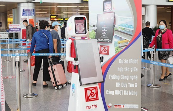 iRobt -Robot hướng dẫn hành khách đi máy bay được đặt và chạy thử nghiệm tại Sân bay Đà Nẵng. Ảnh Xuân Lan