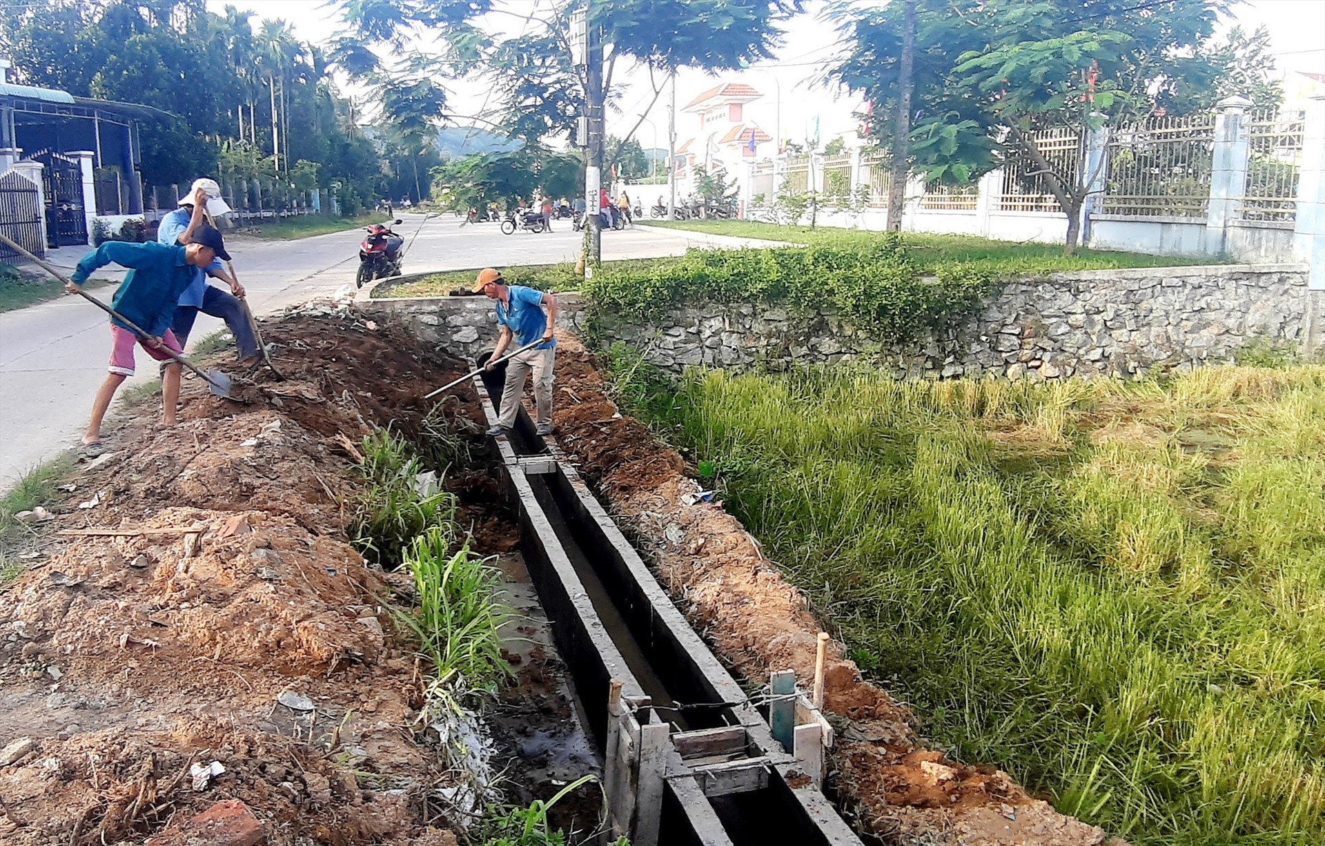 Nhiều địa phương ở Quế Sơn tập trung sửa chữa, gia cố hệ thống kênh mương nhằm đảm bảo cung ứng nước tưới cho cây trồng. Ảnh: VĂN SỰ