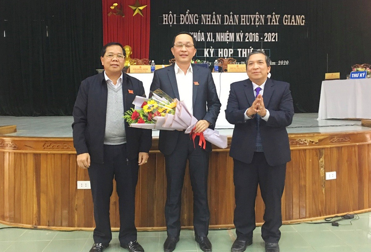 Ông Nguyễn Văn Lượm (đứng giữa) được bầu giữ chức vụ Chủ tịch UBND huyện Tây Giang (nhiệm kỳ 2016-2021)