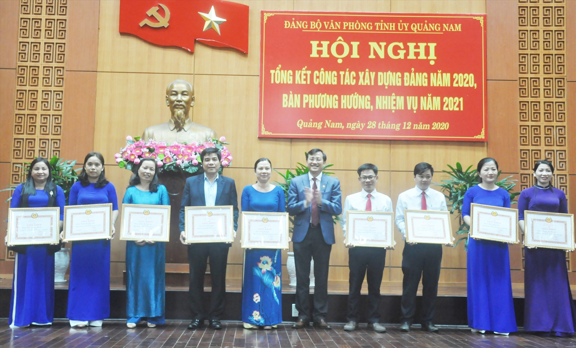 Bí thư Đảng ủy Văn phòng Tỉnh ủy Phan Văn Bình tặng giấy khen cho các đảng viên hoàn thành xuất sắc nhiệm vụ năm 2020. Ảnh: N.Đ