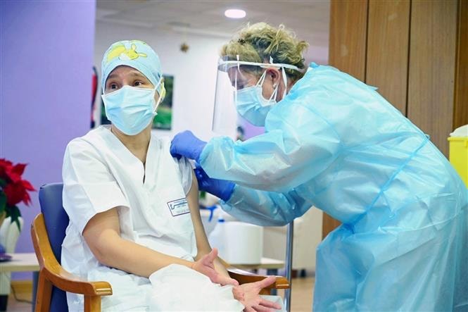 Một nhân viên y tế được tiêm vaccine ngừa Covid-19 tại Guadalajara, Tây Ban Nha ngày 27-12-2020. Ảnh: THX/TTXVN