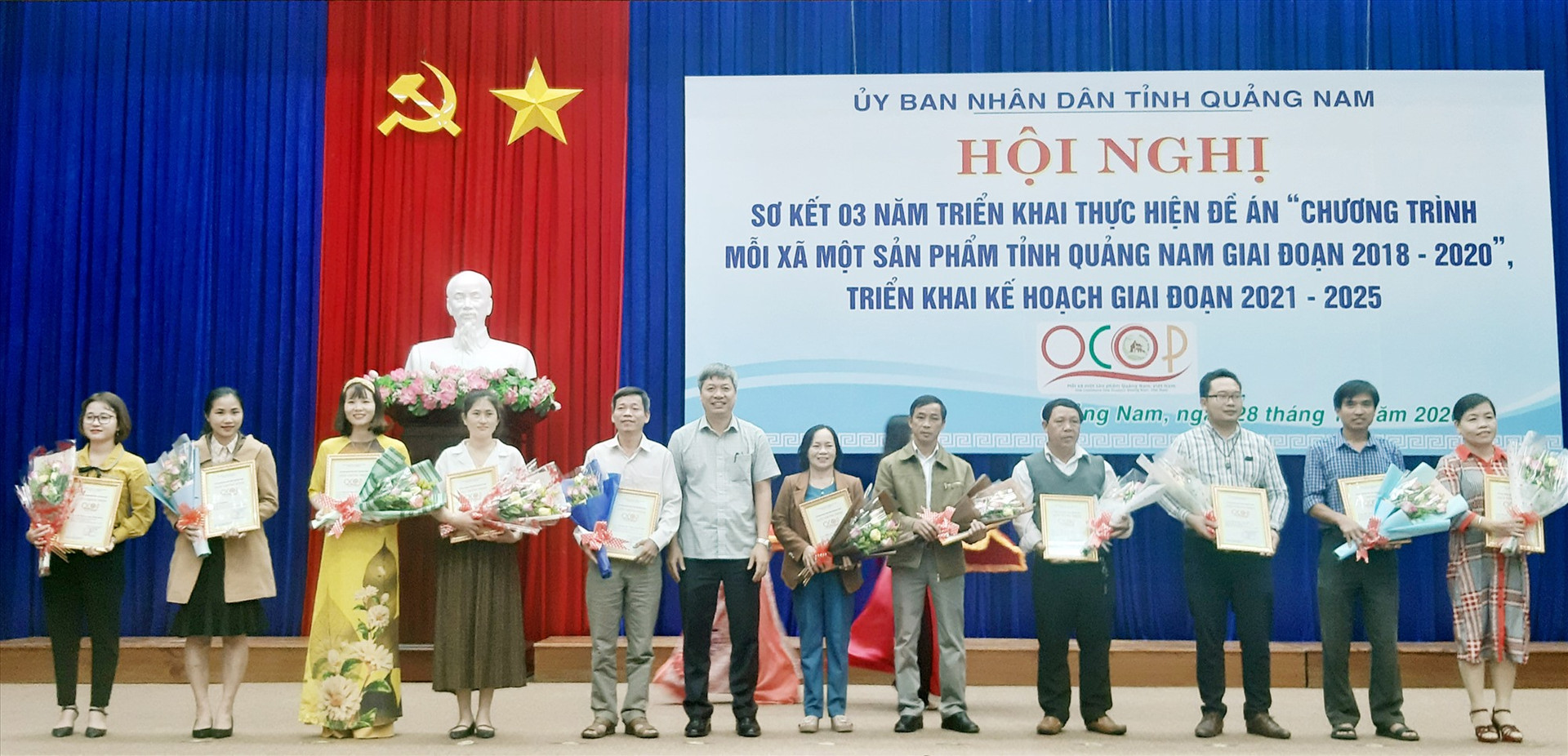 Phó Chủ tịch UBND tỉnh Hồ Quang Bửu trao bằng chứng nhận cho các chủ thể có sản phẩm đạt chuẩn OCOP cấp tỉnh năm 2020. Ảnh: VĂN SỰ