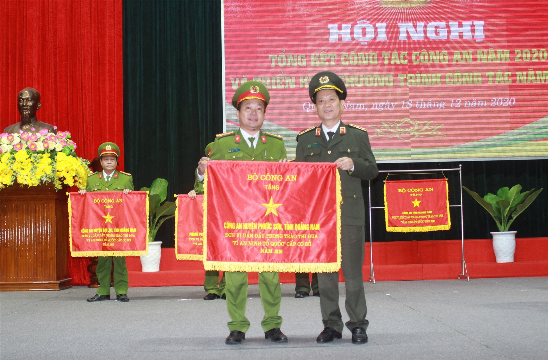 Công an huyện Phước Sơn vinh dự nhận cờ thi đua của Bộ Công an. Ảnh: T.C