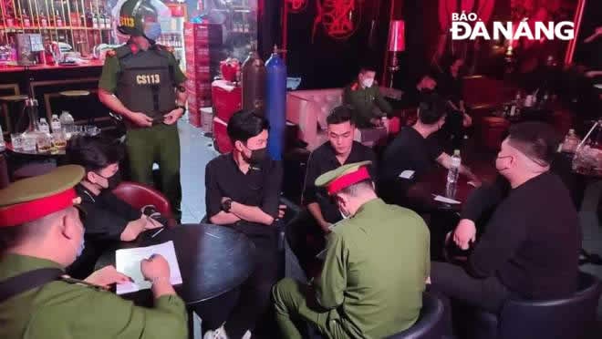 lực lượng Công an tiến hành kiểm tra một quán bar trên địa bàn thành phố. Ảnh: L.HÙNG