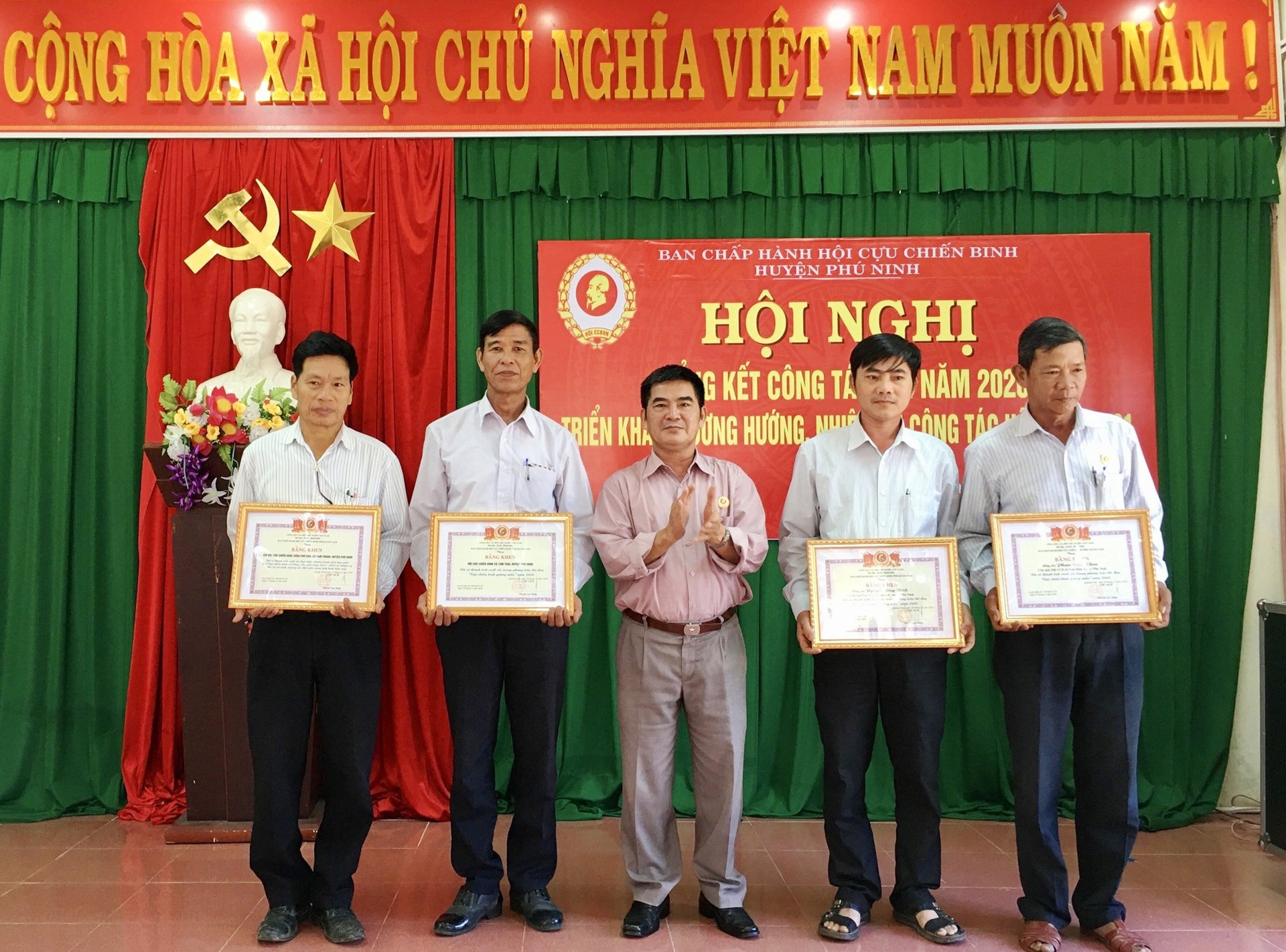 Ông Ngô Chí Khang - Phó Chủ tịch Hội CCB tỉnh tặng giấy khen cho các tập thể, cá nhân có thành tích năm 2020. Ảnh: H.C