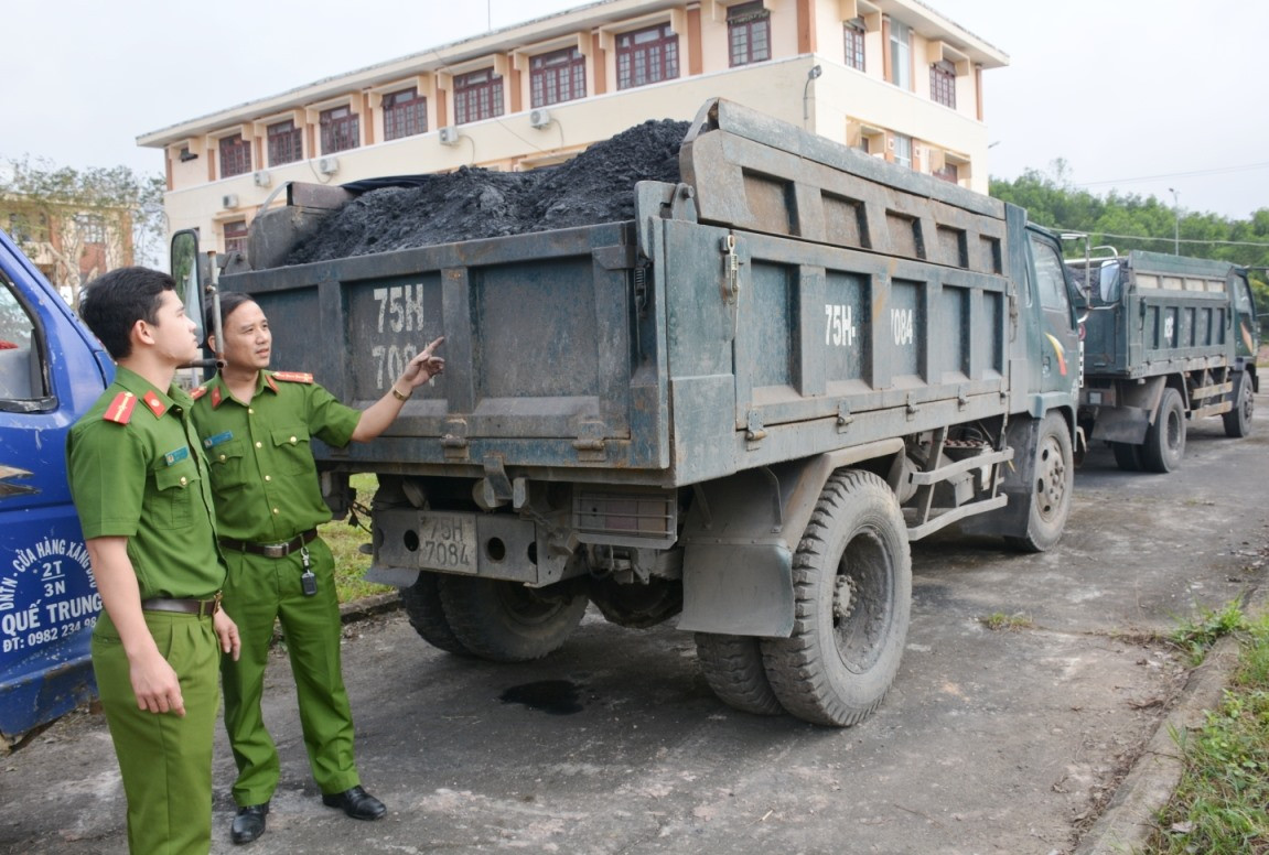 Công an huyện Nông Sơn phát hiện, tạm giữ xe ô tô tải vận chuyển hơn 7,8 tấn than không có hóa đơn, chứng từ.