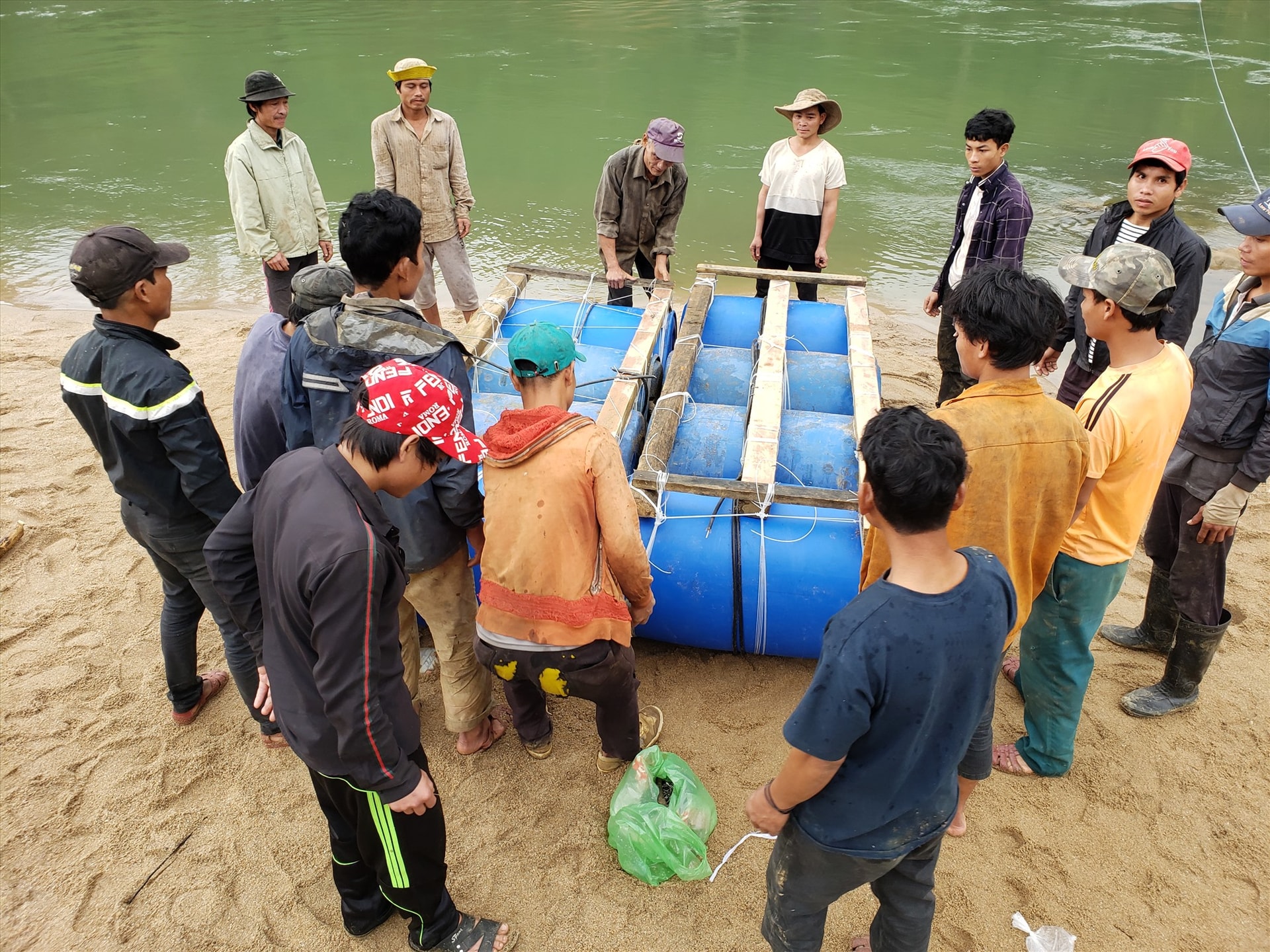 Hàng chục người dân làng Tắc Rối cùng nhau làm bè. Ảnh: HOAI AN