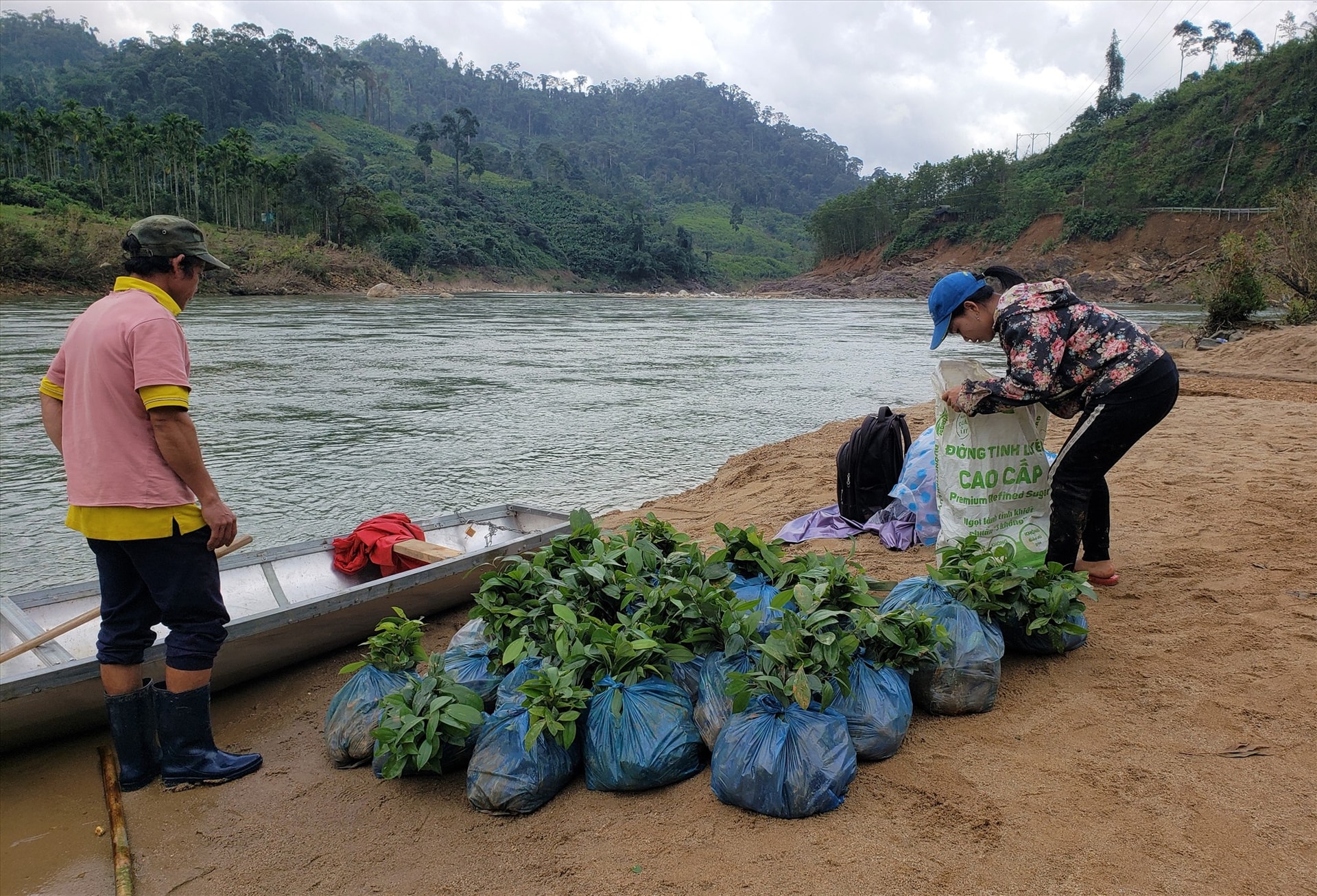 Người dân vận chuyển hàng hóa về làng đều phải qua sông Tranh. Ảnh: HOÀI AN