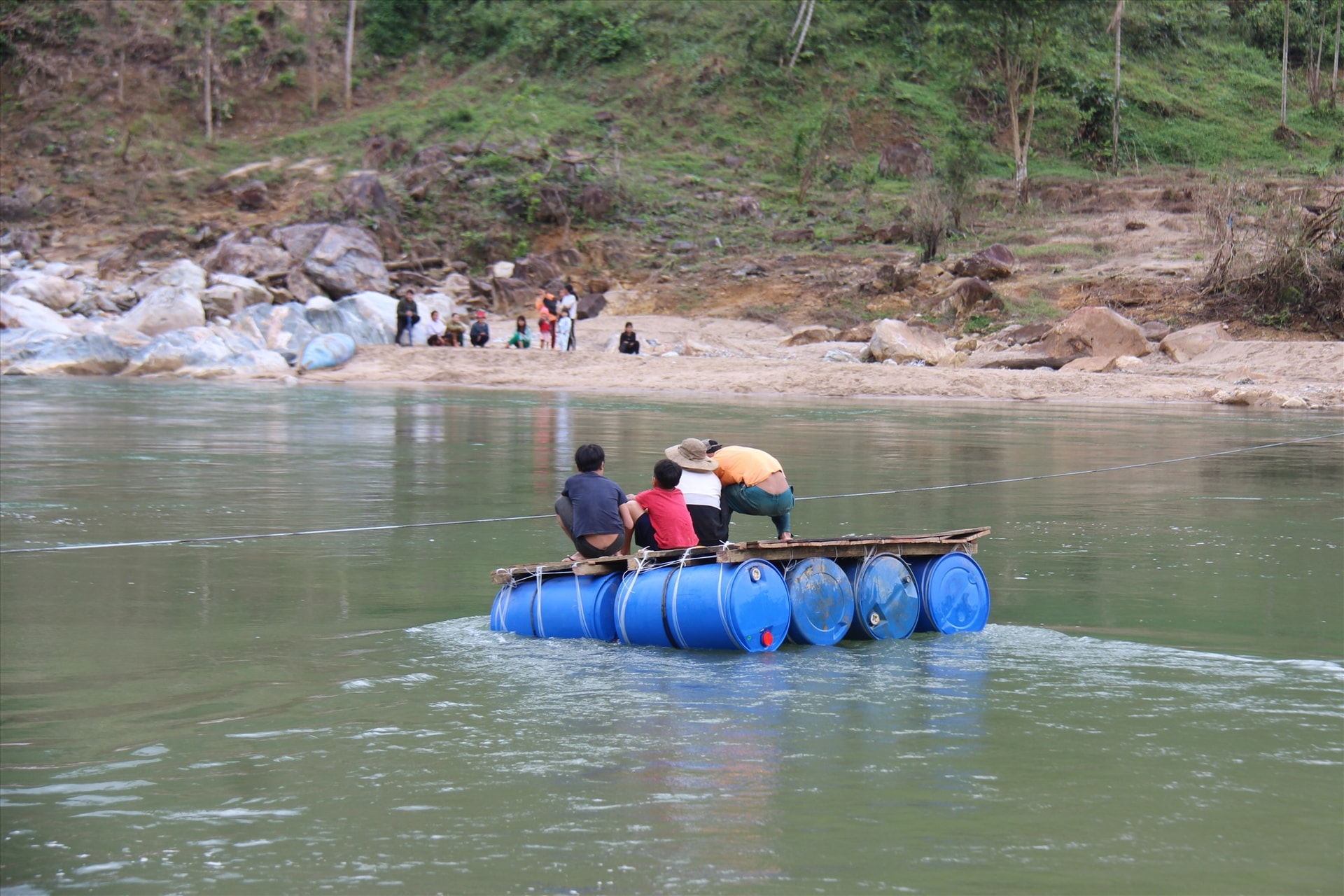 Người dân Tắc Rối, xã Trà Tập liều mình qua dòng sông Tranh đang chảy xiết. Ảnh: HOÀI AN