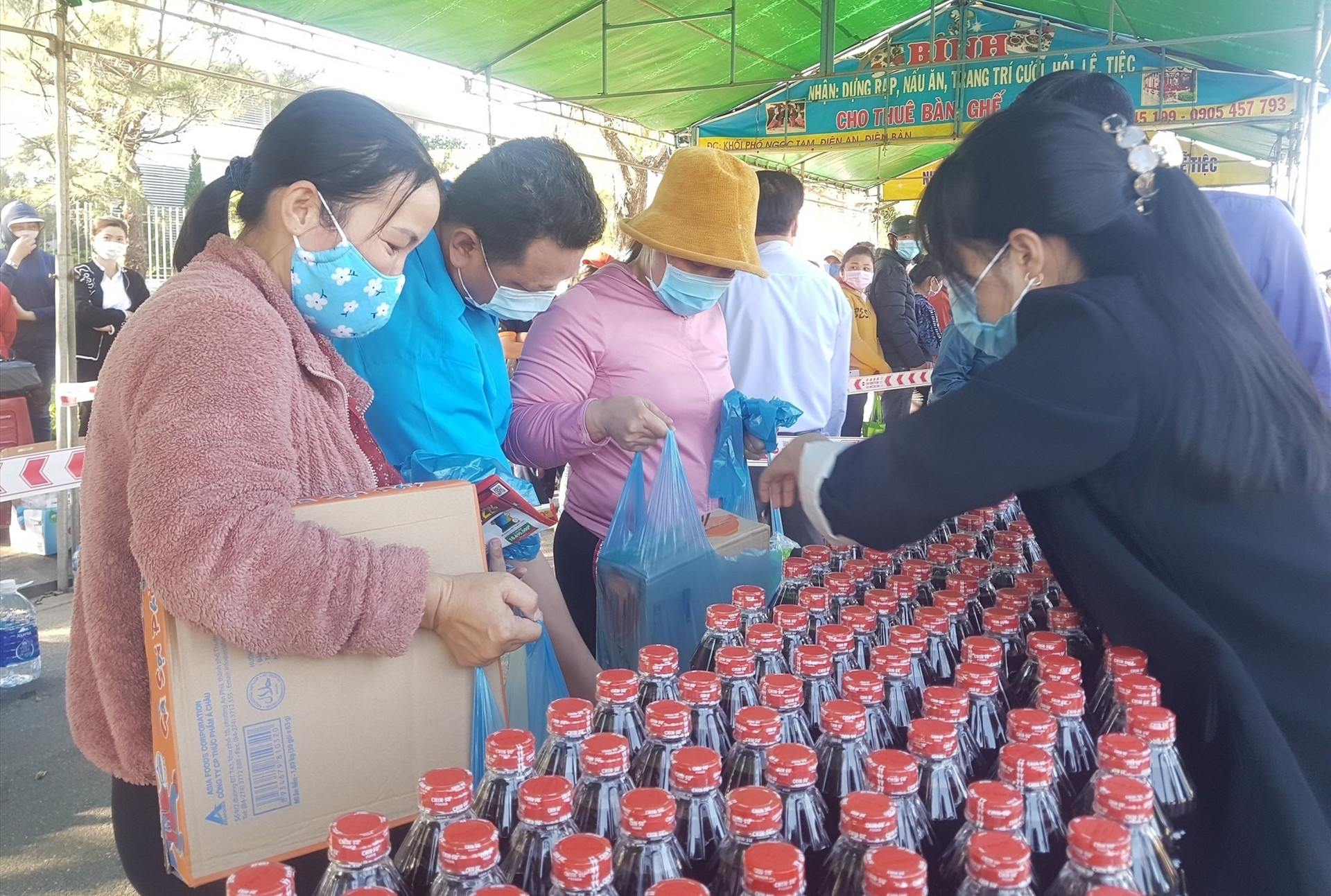 Gian hàng giá 0 đồng trong chương trình Tết sẻ chia giúp công nhân lao động khó khăn vừa được tổ chức tại KCN Điện Nam - Điện Ngọc. Ảnh: D.L