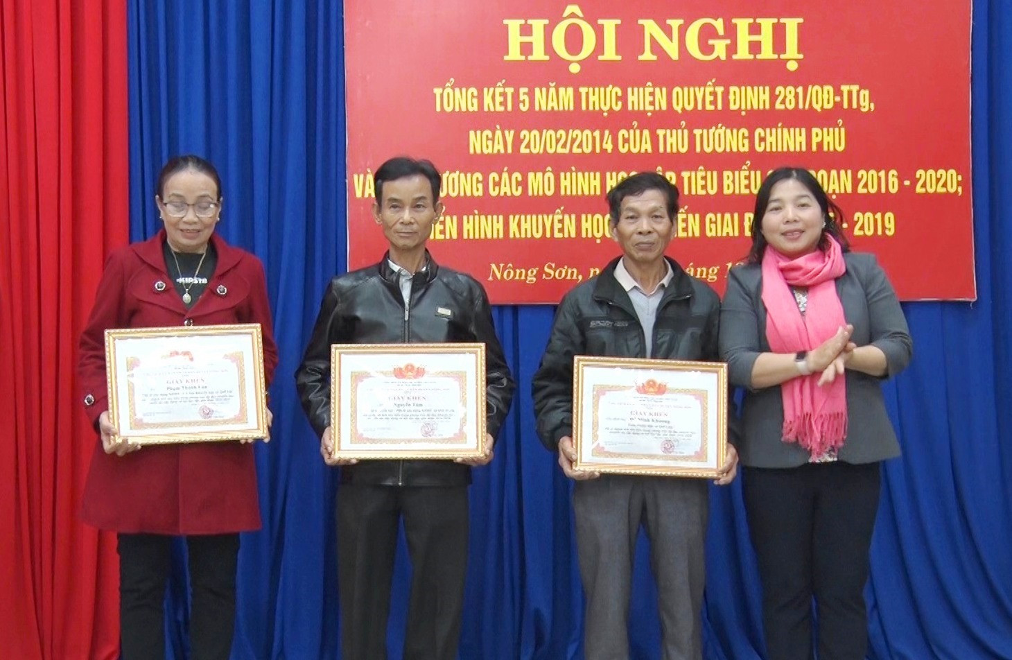 UBND huyện Nông Sơn khen thưởng cá nhân, tập thể có thành tích tiêu biểu trong phong trào thi đua khuyến học, khuyến tài, xây dựng xã hội học tập giai đoạn 2016-2020. Ảnh: Tâm Lê