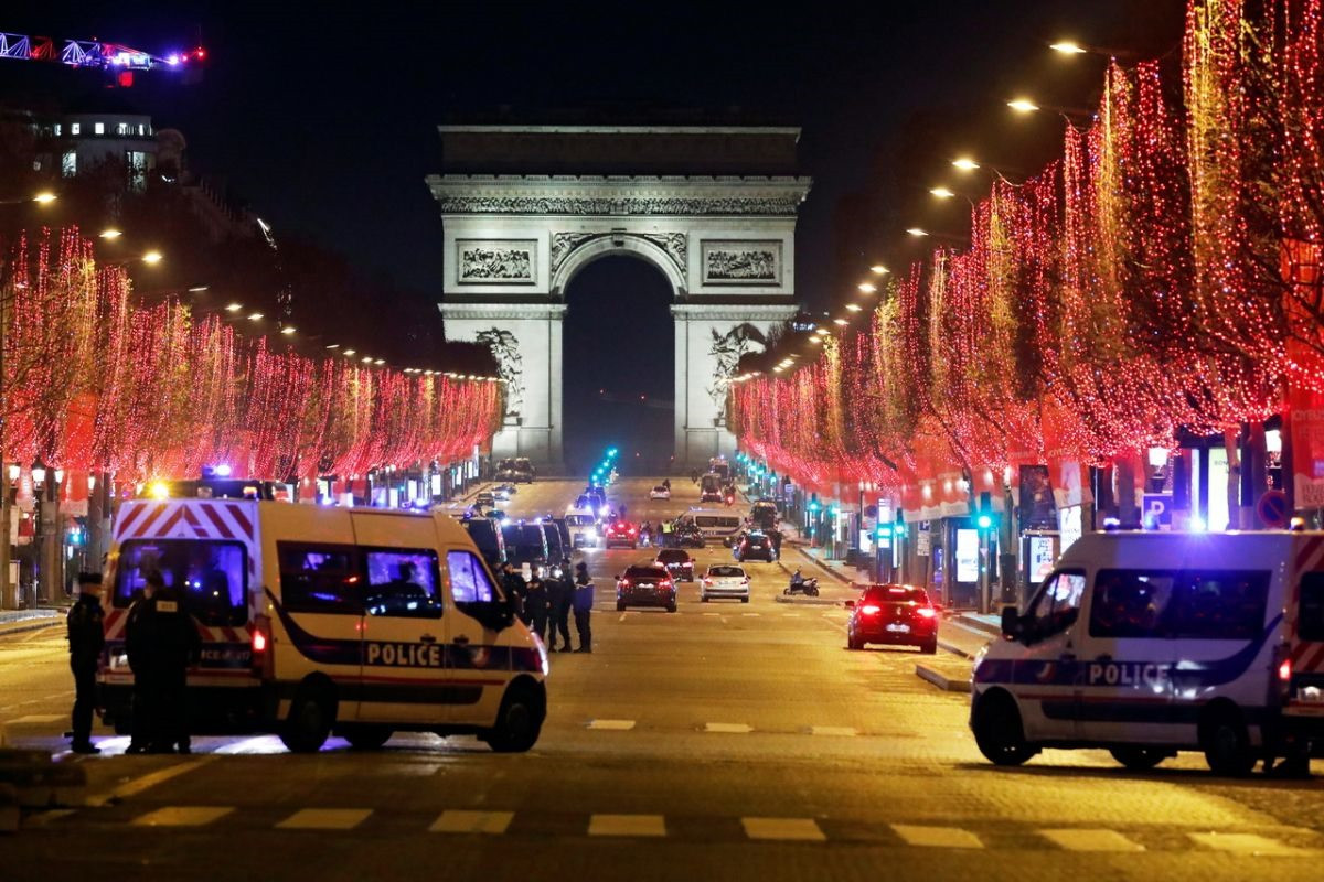 Cảnh sát Pháp tuần tra đại lộ Champs Elysees ở Paris, sau khi các hoạt động ăn mừng và tụ tập bị cấm trong bối cảnh đại dịch coronavirus, vào ngày 31 tháng 12 năm 2020.
