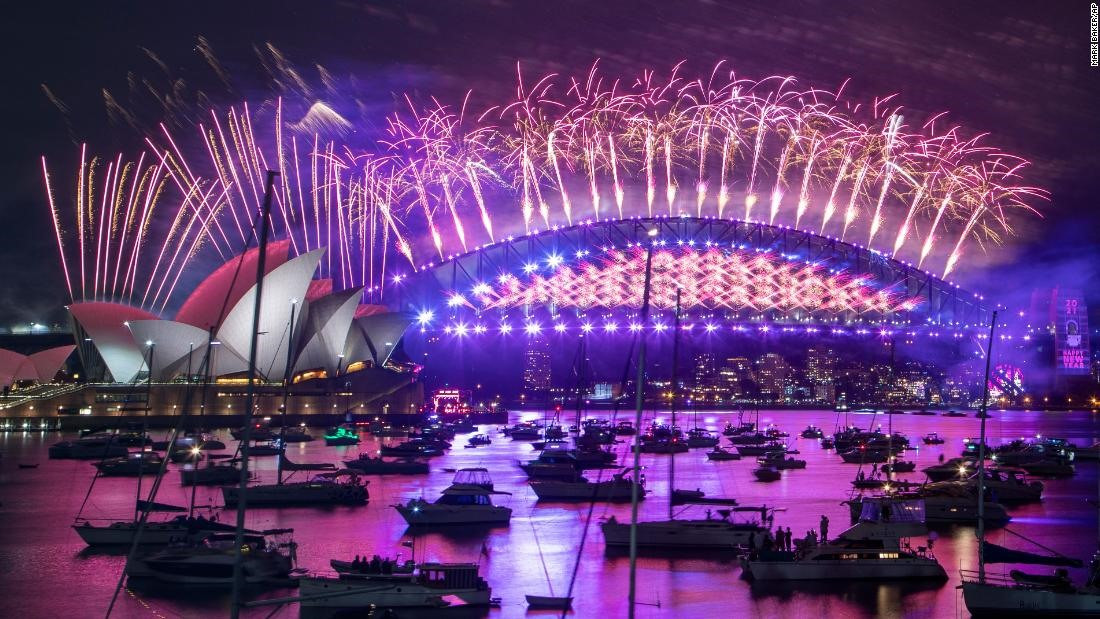 Pháo hoa 2. Pháo hoa bùng nổ trên Nhà hát Opera Sydney và Cầu Cảng sẽ vang lên vào năm 2021. Một triệu người thường đổ dồn về Cảng Sydney để xem pháo hoa hàng năm tập trung trên Cầu Cảng Sydney. Nhưng năm nay các nhà chức trách khuyên những người vui chơi nên xem pháo hoa trên truyền hình.