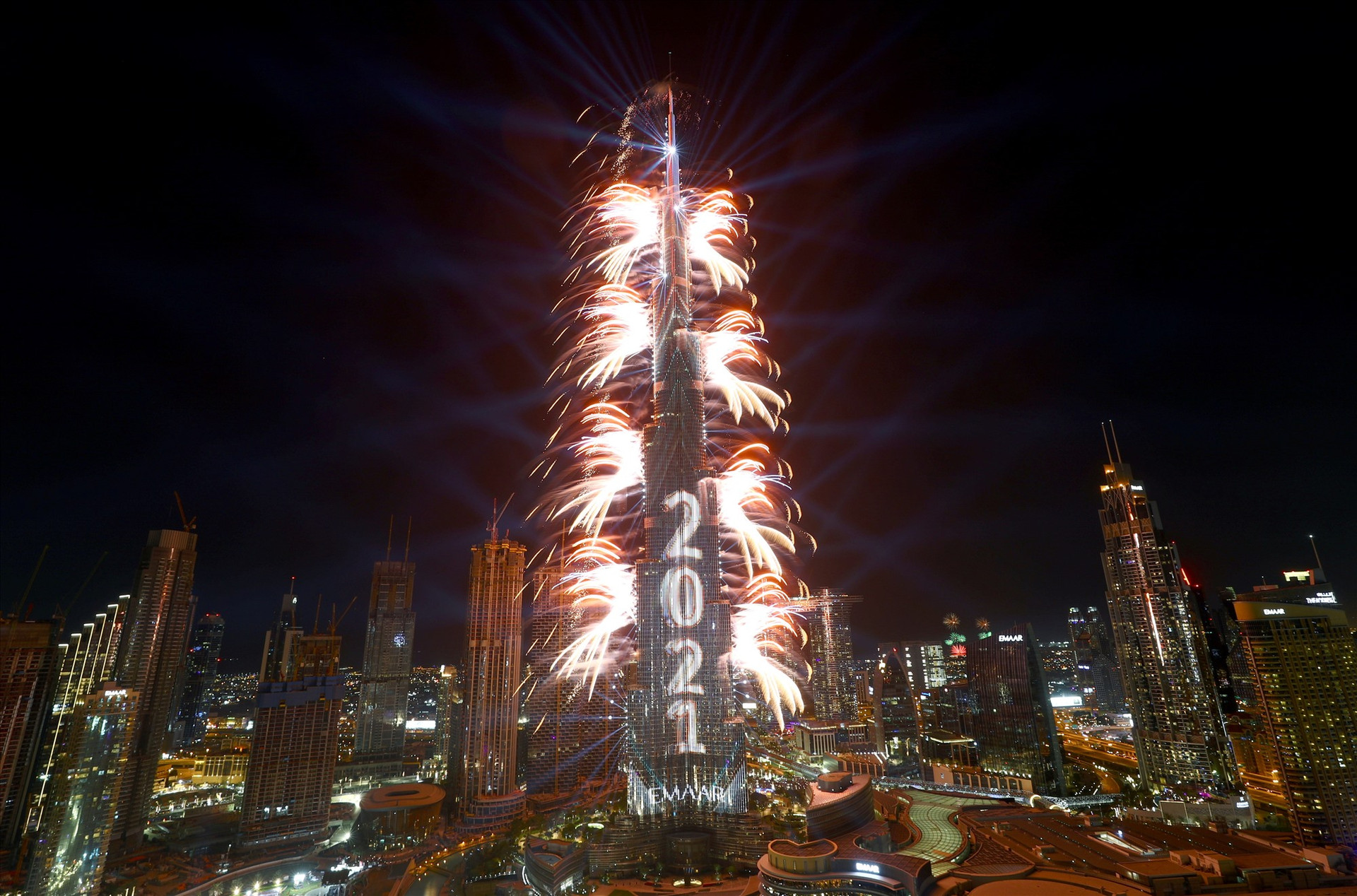 Màn trinh diễn pháo hoa tại tòa tháp Buri Khalifa, Dubai của Các Tiểu Vương quốc Ả-rập Thống nhất là một trong những địa điểm chào năm năm thu hút rất nhiều người. Ảnh: Reuters