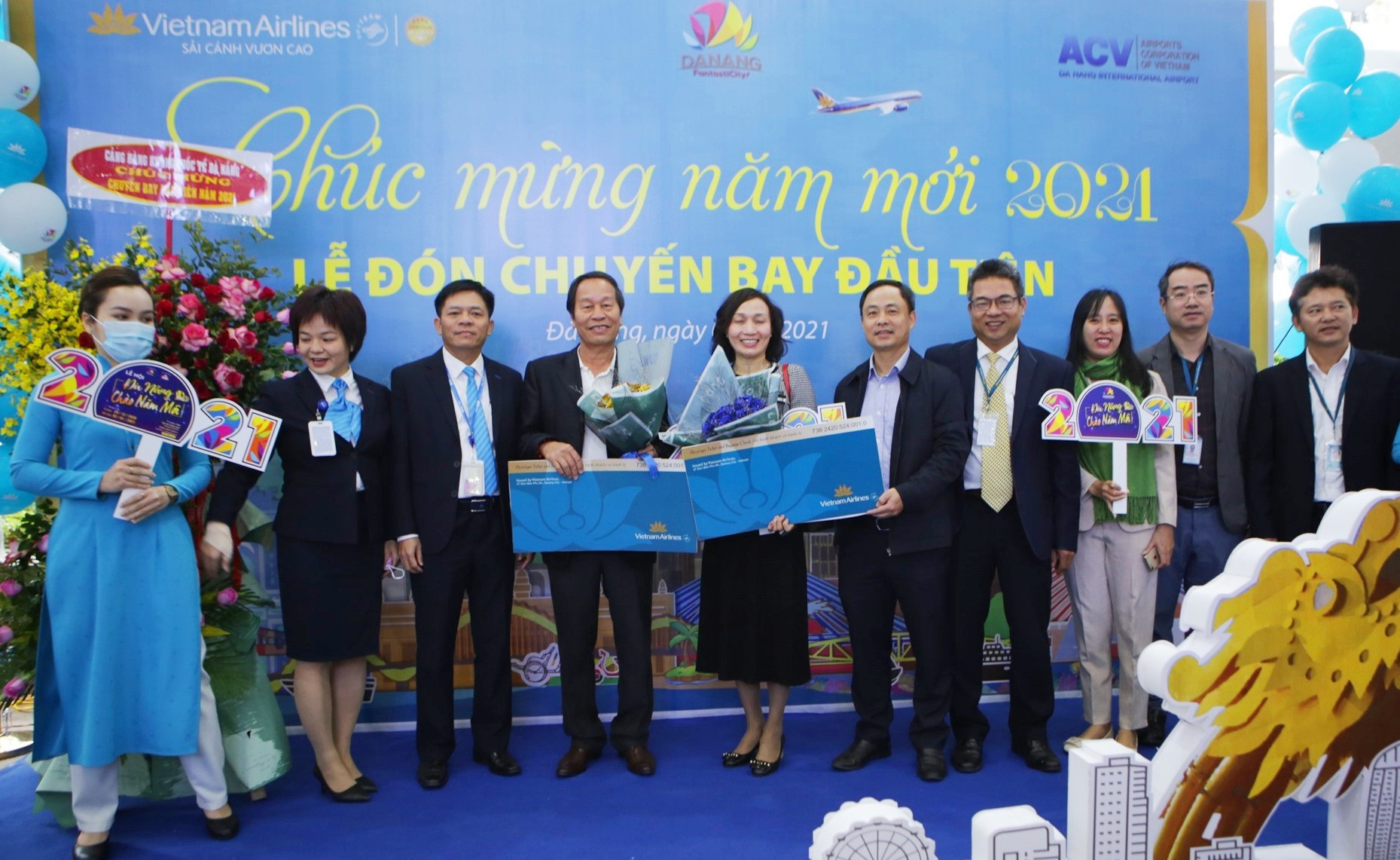 Lãnh đạo Sở Du lịch Đà Nẵng và Cảng Hàng không quốc tế Đà Nẵng cùng Vietnam Airlines tổ chức đón chuyến bay đầu tiên trong dịp Tết dương lịch 2021. Ảnh: XUÂN LAN