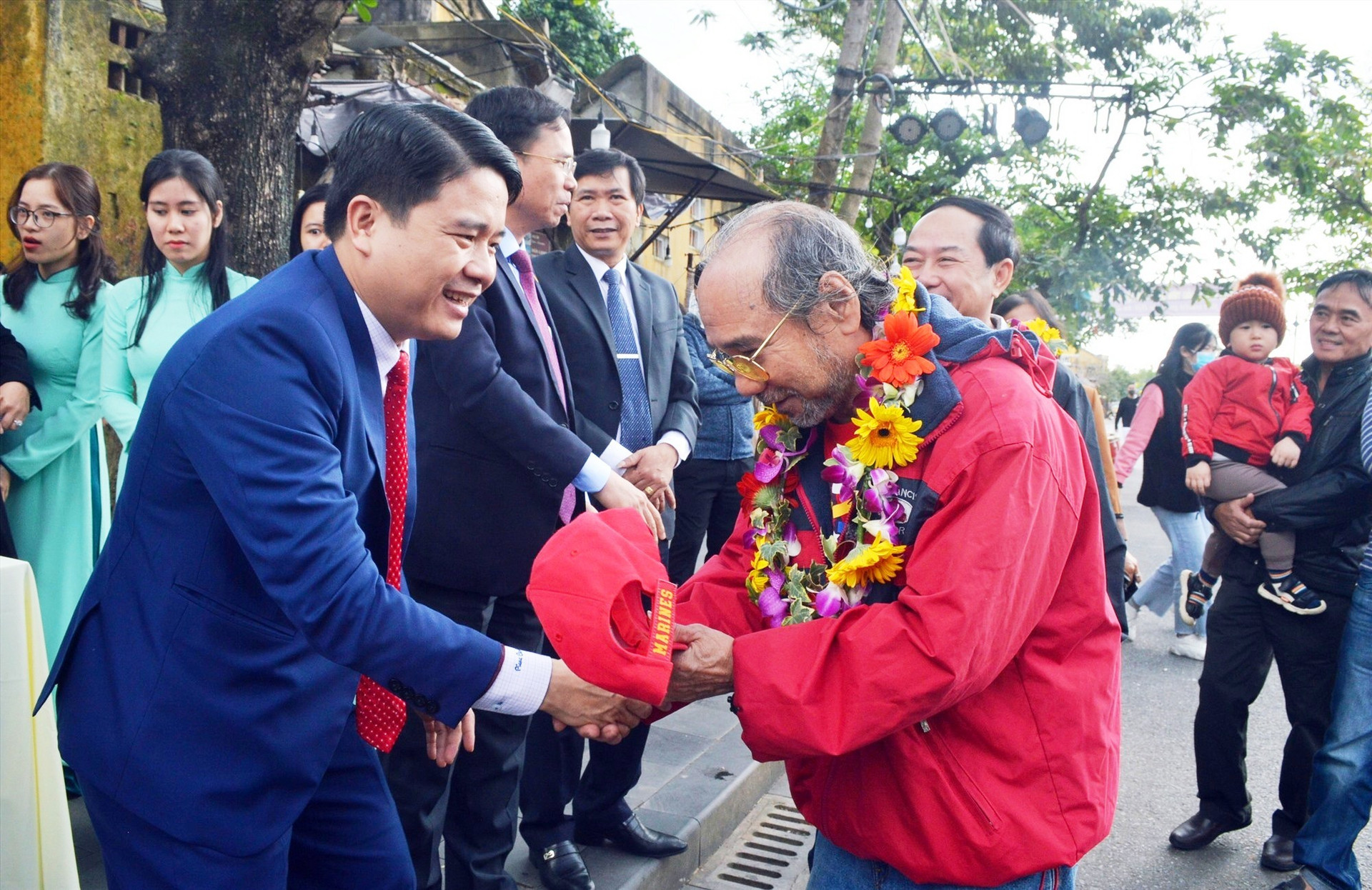 Phó Chủ tịch UBND tỉnh Trần Văn Tân tặng đón những vị khách đầu tiên xông đất Hội An năm 2021