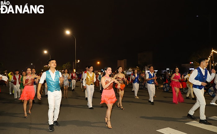 Vũ hội đường phố đã thu hút sự chú ý của rất đông người dân địa phương và du khách. Ảnh: THU HÀ.