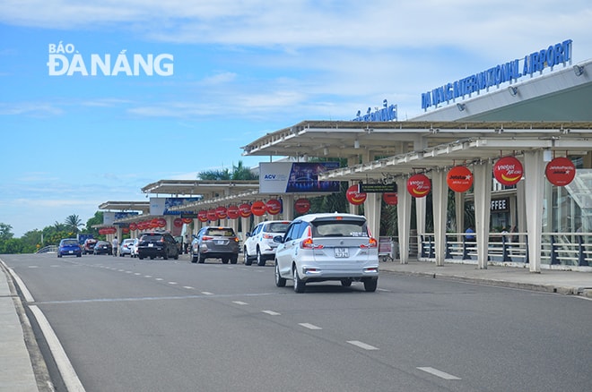 Các xe vào đưa đón khách ở Cảng hàng không quốc tế Đà Nẵng. Ảnh: THÀNH LÂN