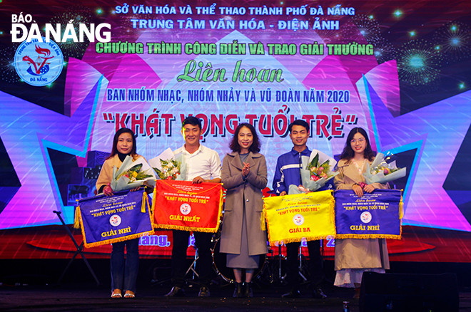 Phó Giám đốc Sở Văn hóa và Thể thao thành phố Nguyễn Thị Hội An trao giải Nhất, Nhì, Ba toàn đoàn cho các đơn vị tại chương trình. Ảnh: XUÂN DŨNG