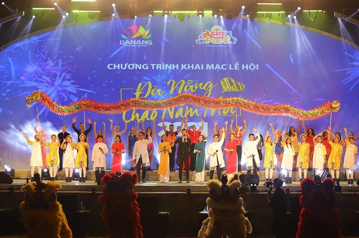 Đêm khai mạc Lễ hội “Đà Nẵng -Chào năm mới 2021” tại Công viên châu Á. Ảnh NĐ