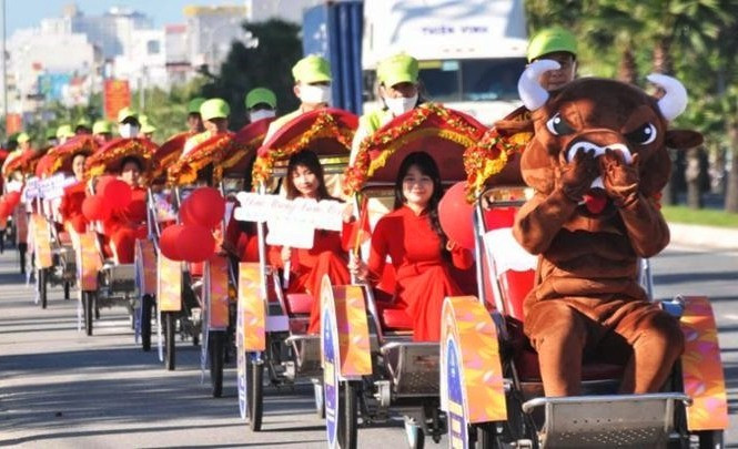 Đoàn xích lô diễu hành mở màn Lễ hội “Đà Nẵng -Chào năm mới 2021“. Ảnh NĐ