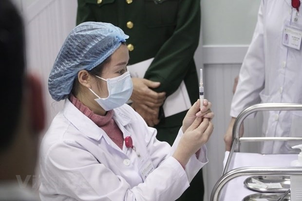A medial worker prepares to inject Nanocovax, the first made-in-Vietnam COVID-19 vaccine, into a volunteer as part of human trials on December 17, 2020 (Photo: VNA)