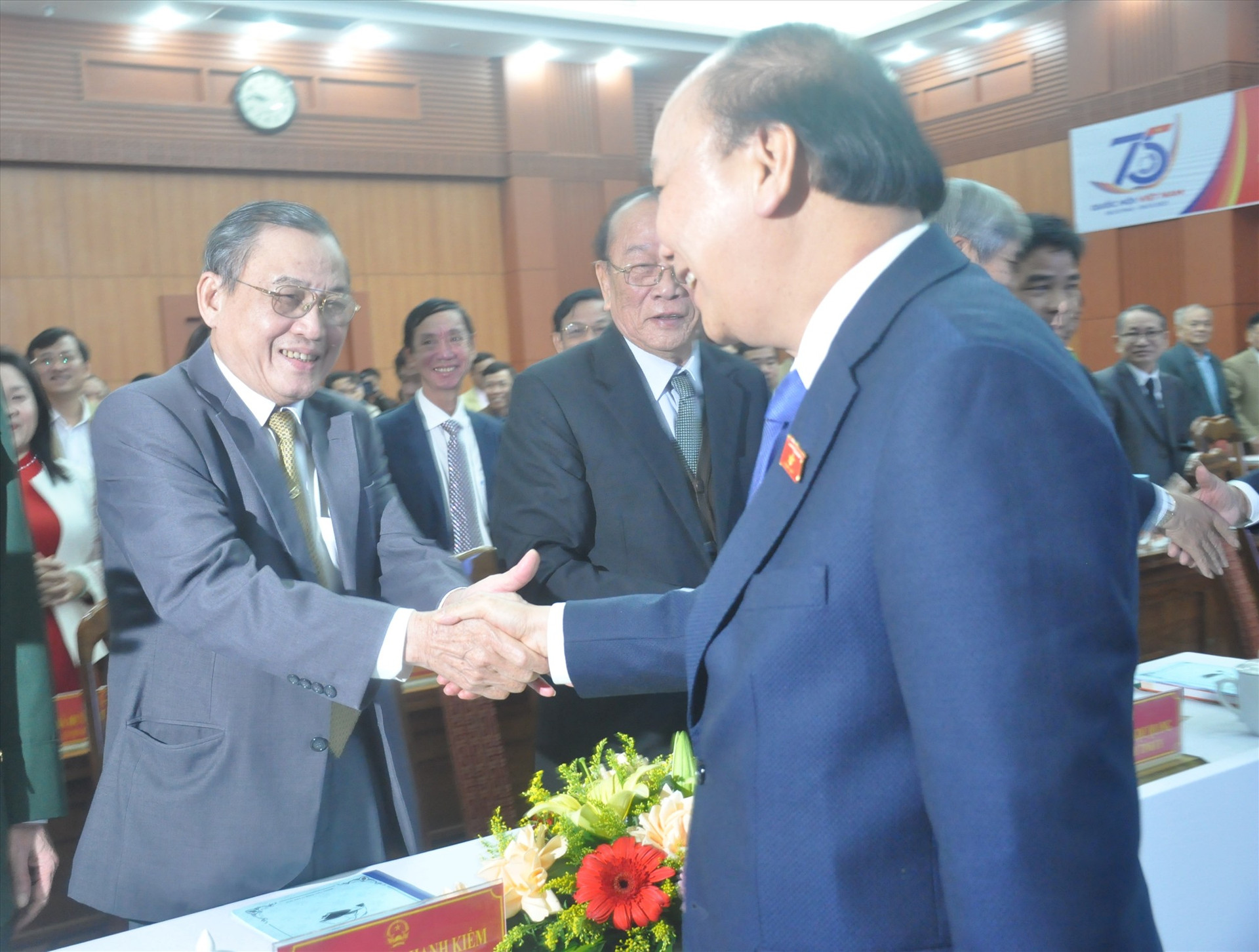 Thủ tướng thăm hỏi các đại biểu dự Lễ kỷ niệm 75 năm Quốc hội Việt Nam và tổng kết hoạt động của Đoàn ĐNQH tỉnh. Ảnh: N.Đ