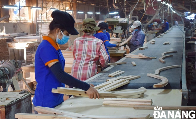 Năm 2021, Đảng ủy Khu Công nghệ cao và các khu công nghiệp đẩy mạnh phát triển công nghiệp hỗ trợ. Trong ảnh: Công nhân đang làm việc tại Công ty CP Vinafor Đà Nẵng, Khu công nghiệp Hòa Khánh. Ảnh: KHÁNH HÒA