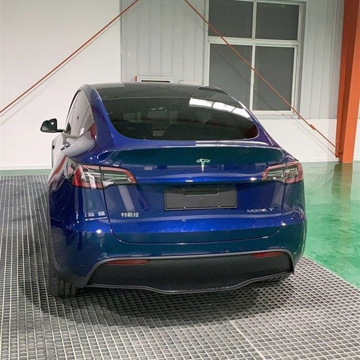 Phần đuôi xe mẫu Tesla Model Y có thêm logo chữ Trung Quốc. Ảnh: chinapev.com