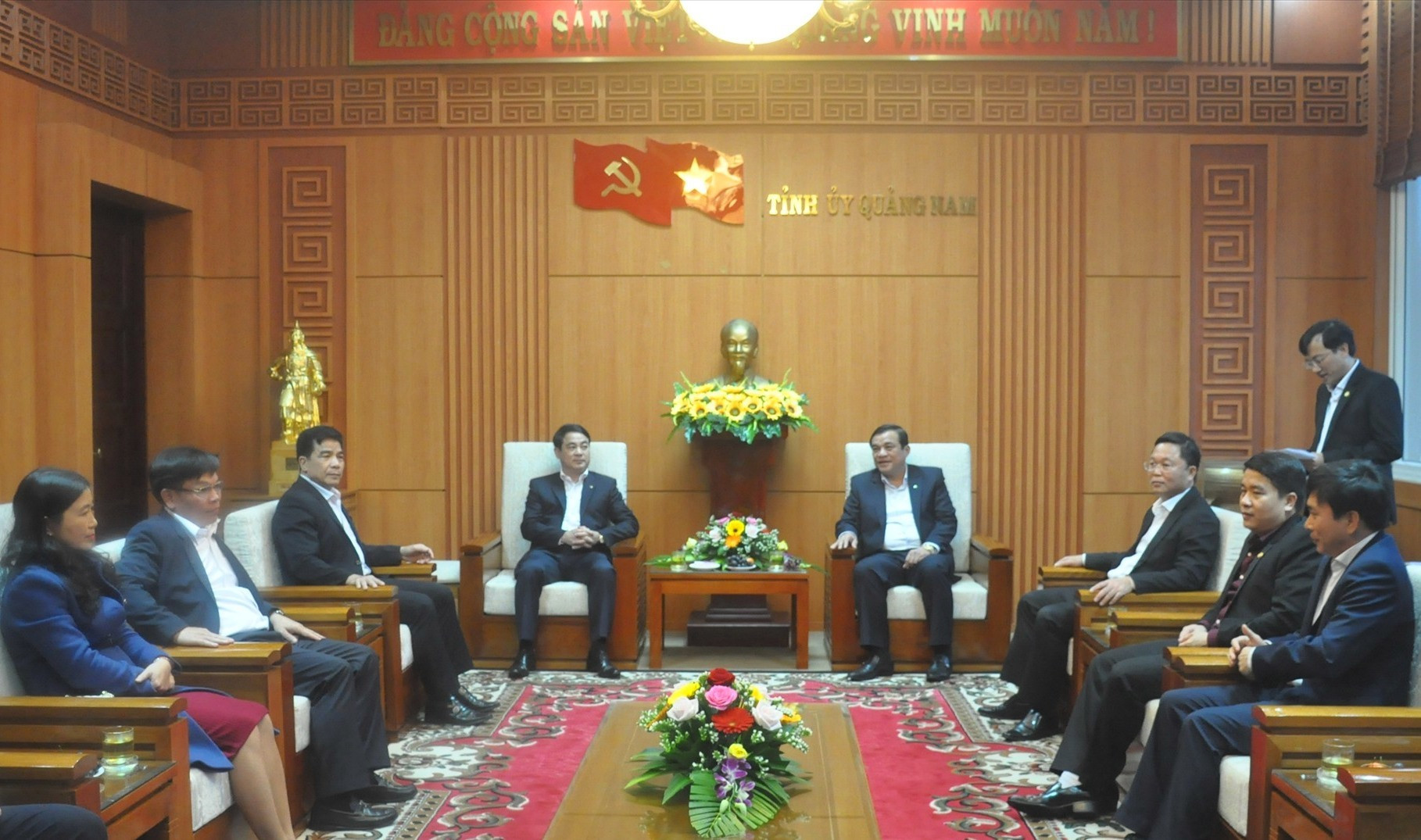 Các đồng chí Thường trực Tỉnh ủy tiếp làm việc với đoàn công tác Vietcombank Việt Nam chiều 4.1. Ảnh: N.Đ
