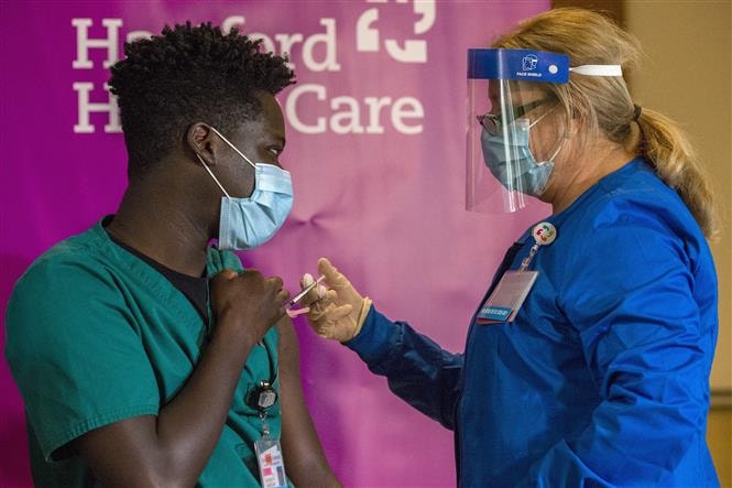 Nhân viên y tế được tiêm vaccine phòng Covid-19 tại Hartford, Connecticut, Mỹ, ngày 4-1-2021. Ảnh: AFP/ TTXVN